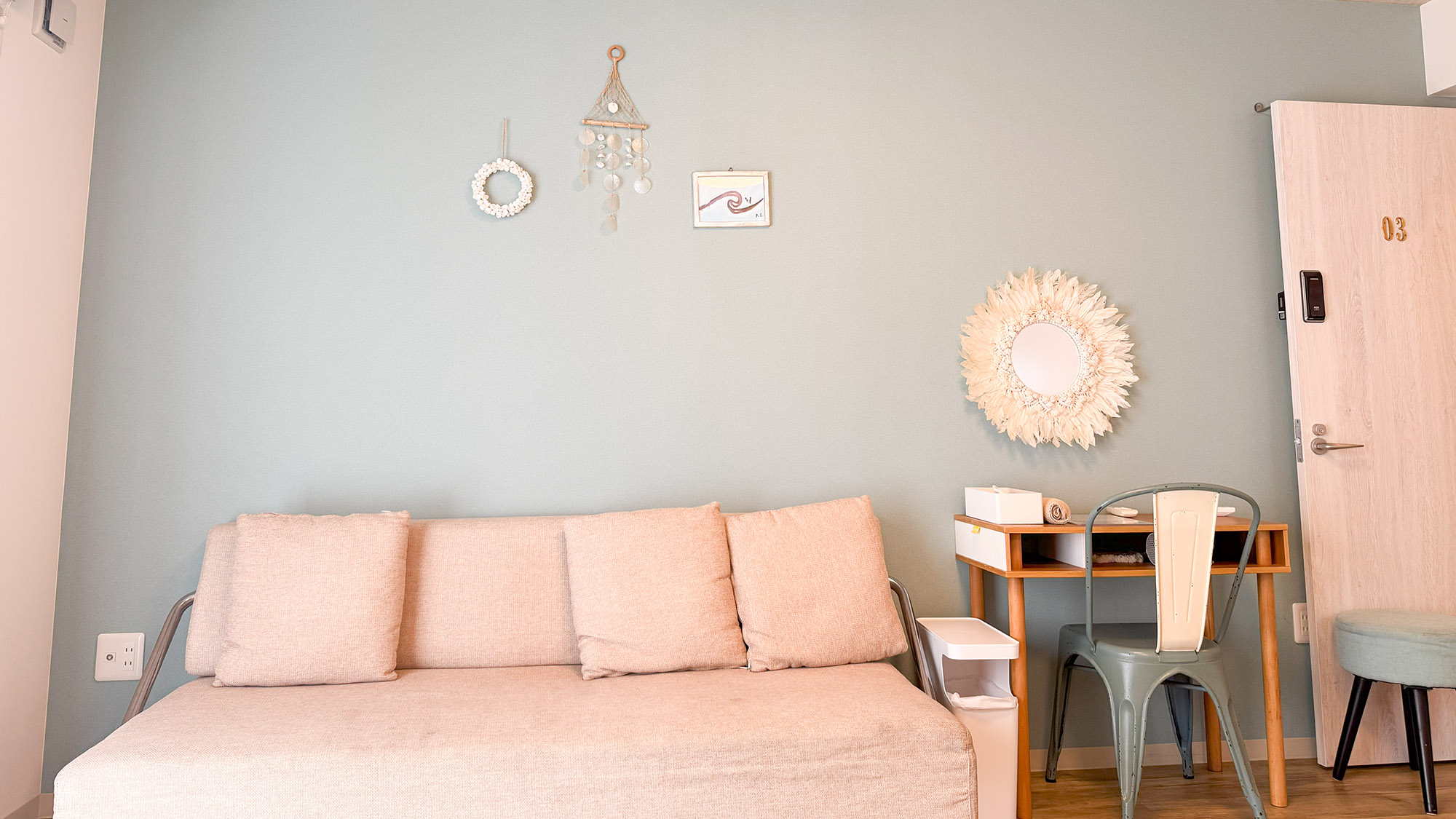 ・【トリプルルーム】ゆったりソファーとコンパクト鏡台。快適な寛ぎ空間