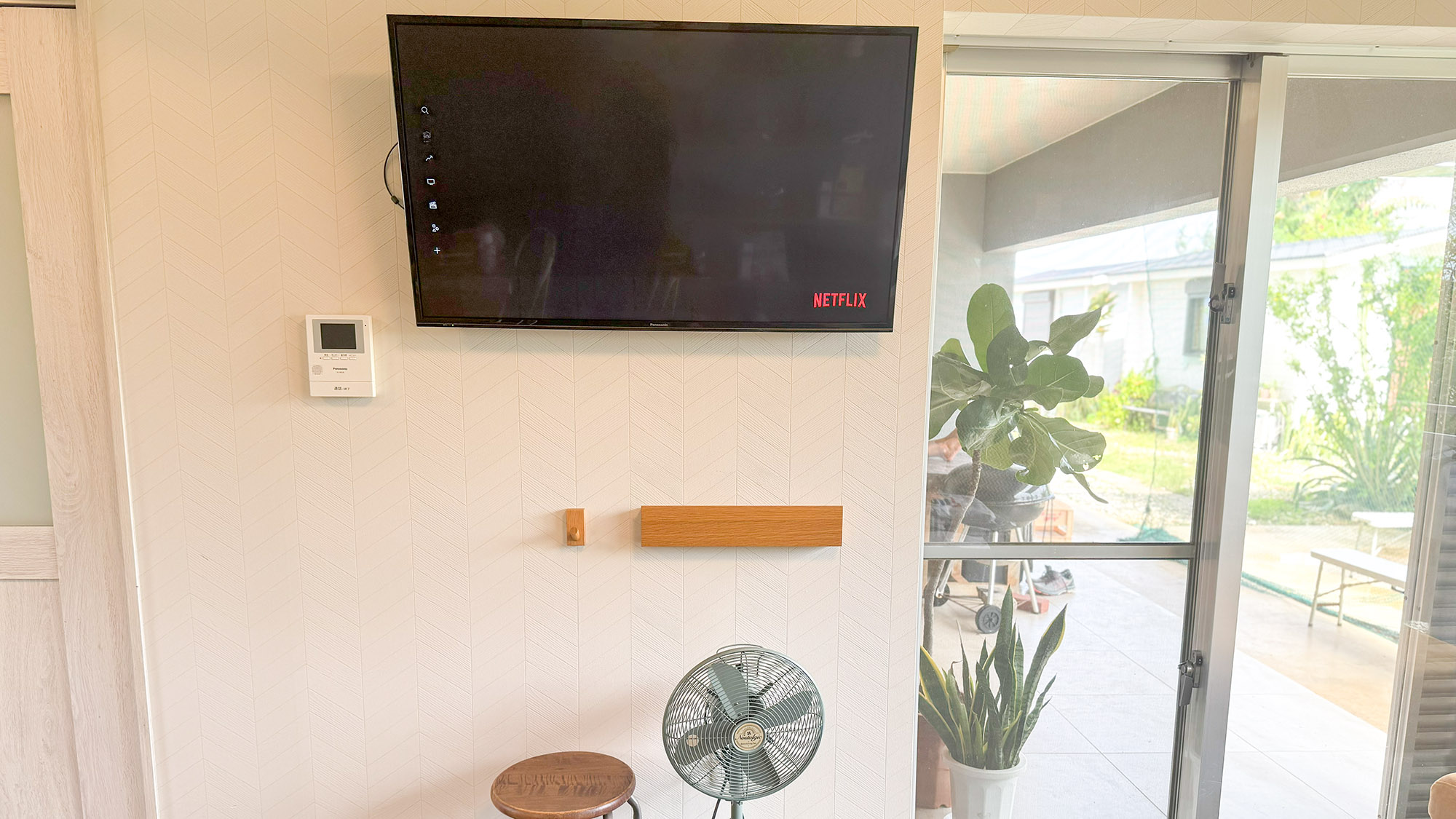 ・【共同リビング】壁掛けテレビで映画鑑賞。共同リビングで、旅の夜を盛り上げよう