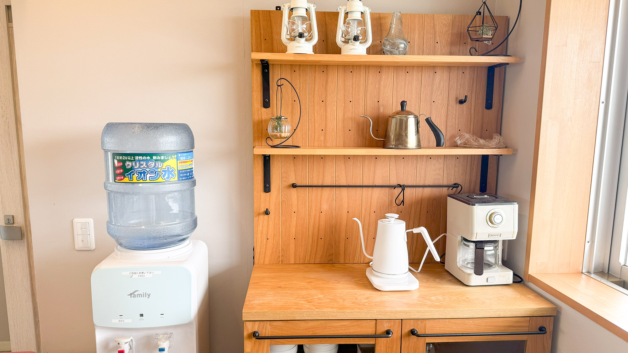 ・【ファミリールーム】専用ウォーターサーバー完備。美味しいコーヒーや紅茶で、至福のひとときを