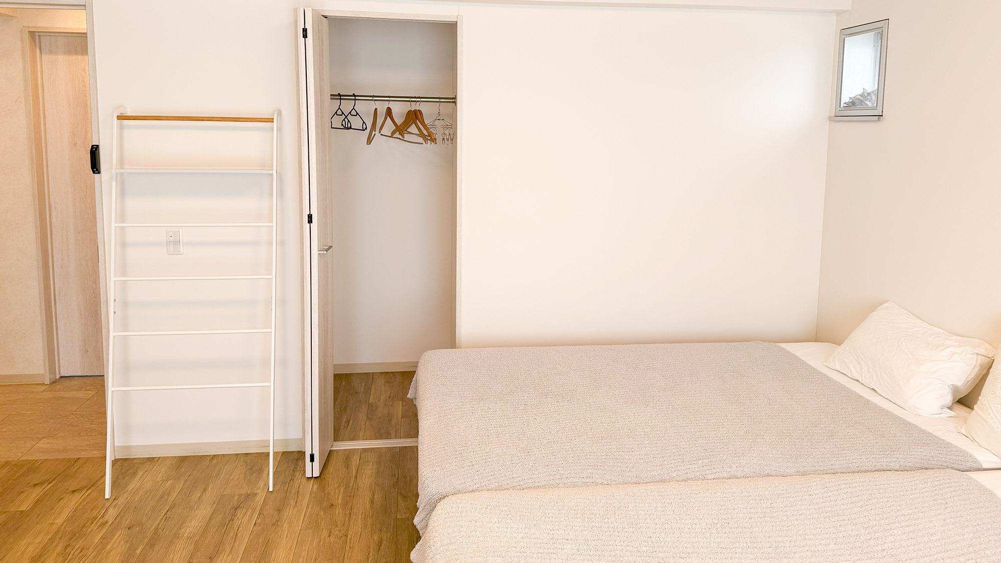 ・【トリプルルーム】はしご型のハンガーとクローゼットで長期滞在も安心