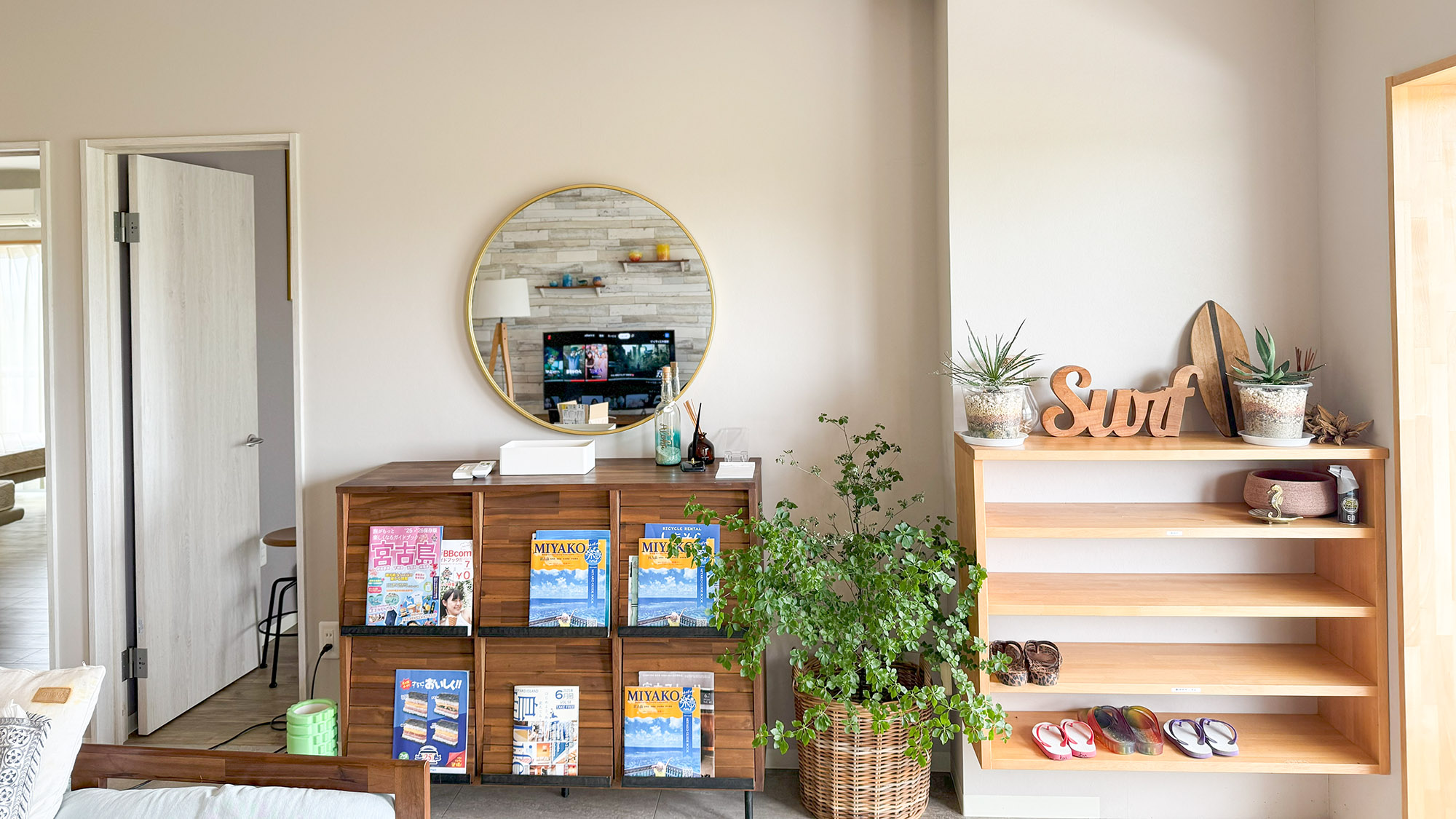 ・【ファミリールーム】開放感あふれるリビング。おしゃれな靴箱と本棚で、快適な滞在