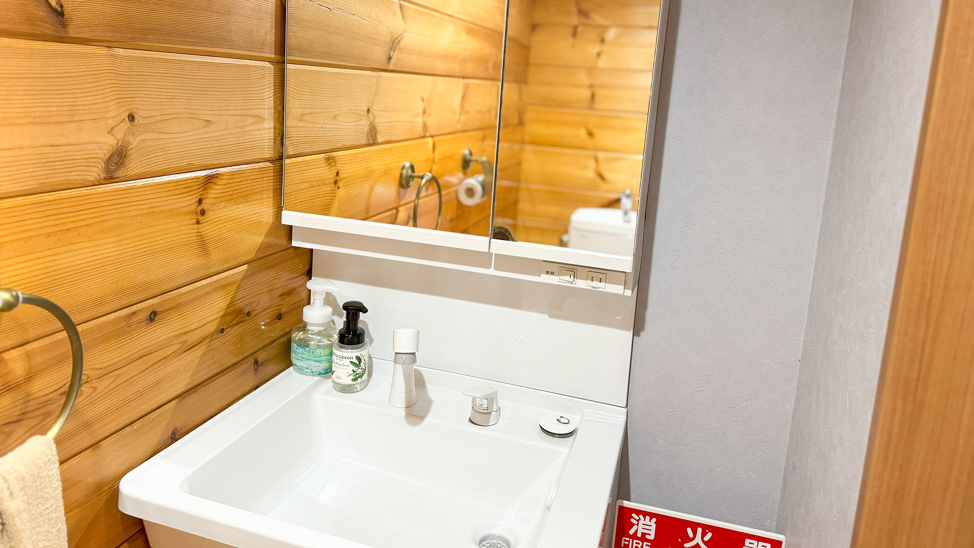 ・【ログハウス】清潔感あふれる洗面台。気持ちよく身支度を