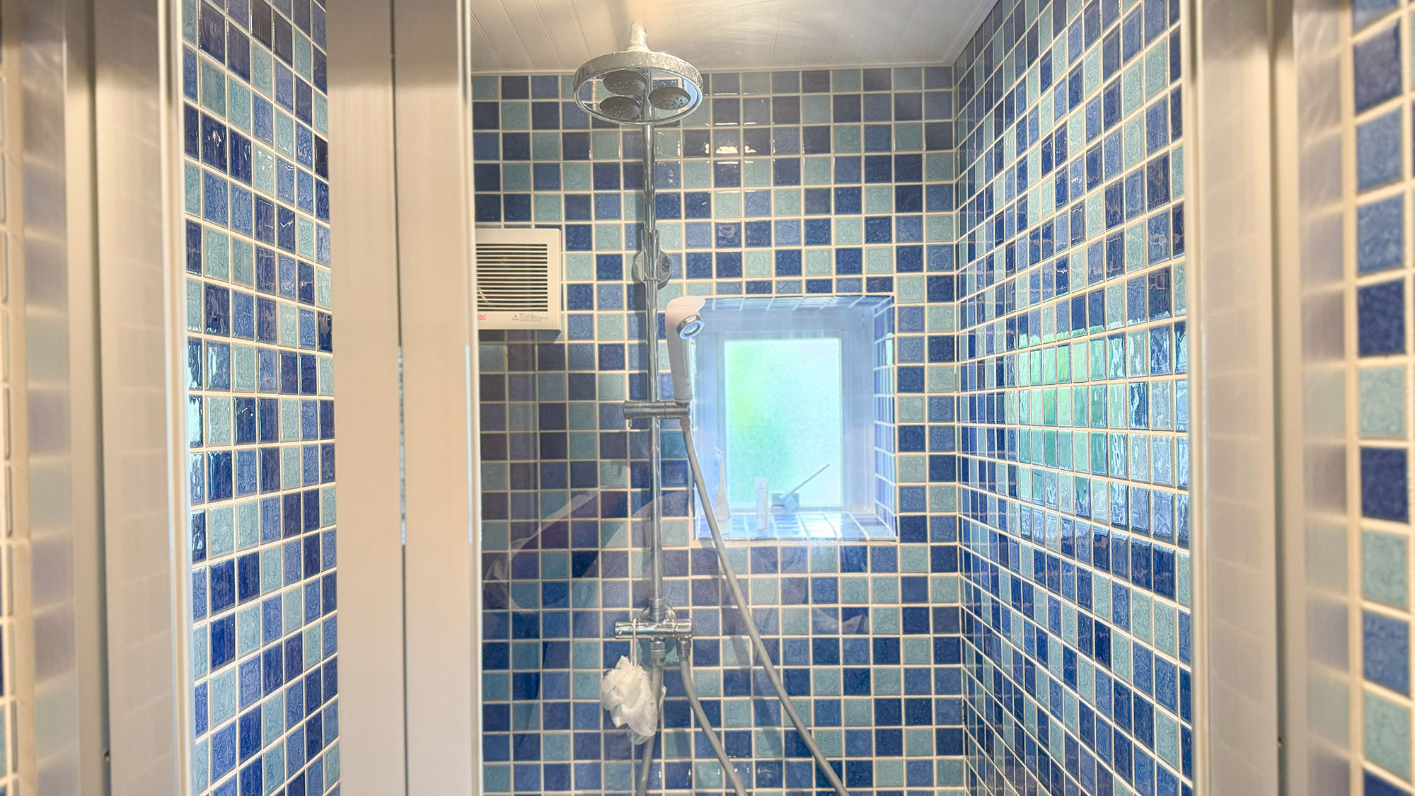 ・【共同シャワー】オーバーヘッドシャワーでリフレッシュ。青いタイルが彩る快適バスタイム