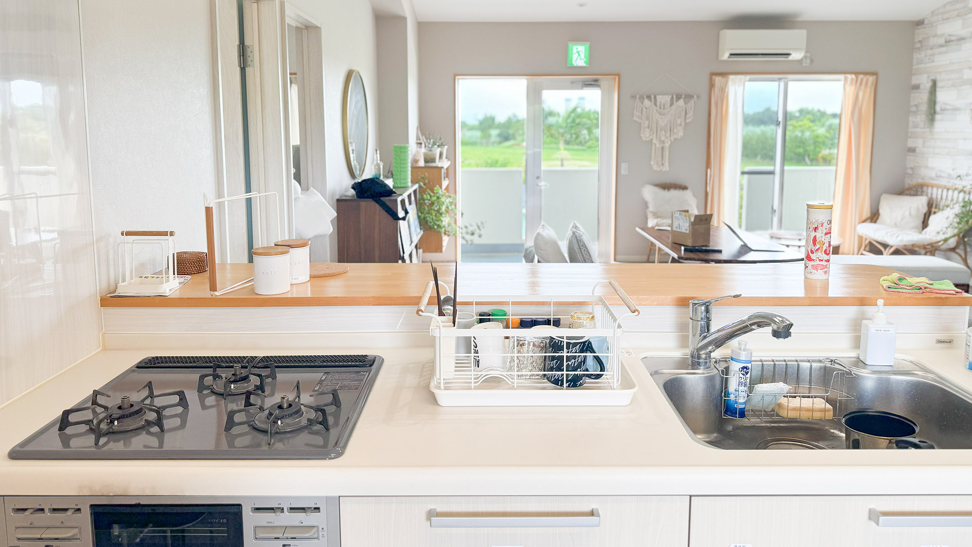 ・【ファミリールーム】宮古島の絶景を望むオープンキッチン。3口コンロで、料理も快適