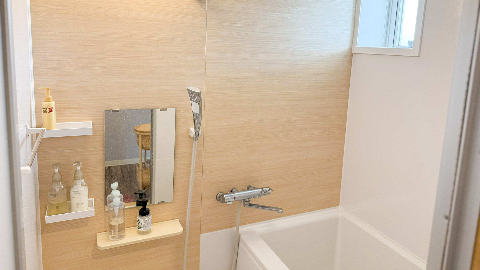 ・【ファミリールーム】シャンプー等完備。バス・トイレ付ファミリールームで、贅沢な滞在