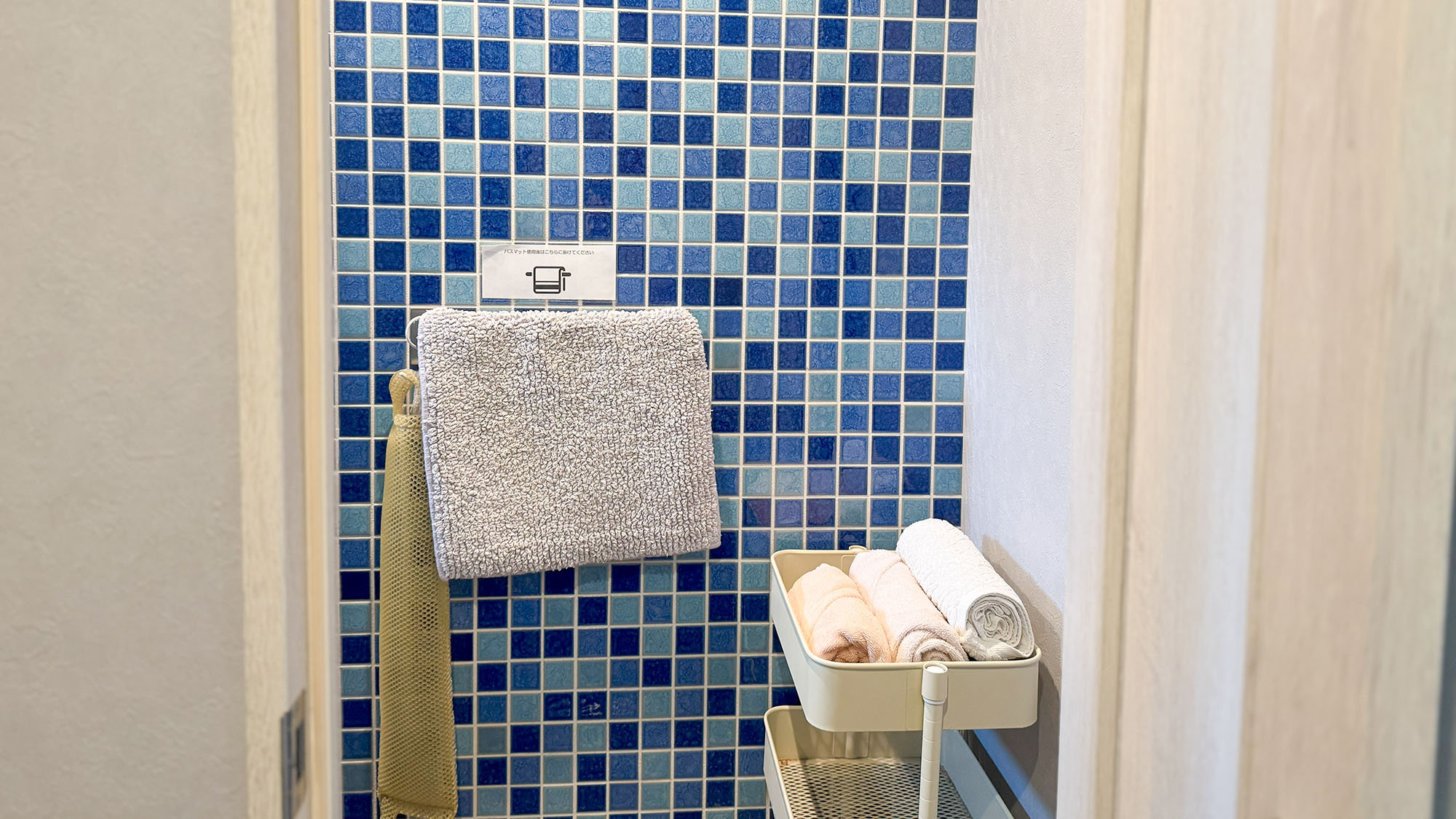 ・【共同シャワー】清潔感と機能性を両立。バスタオル完備で、ストレスフリーなバスタイム