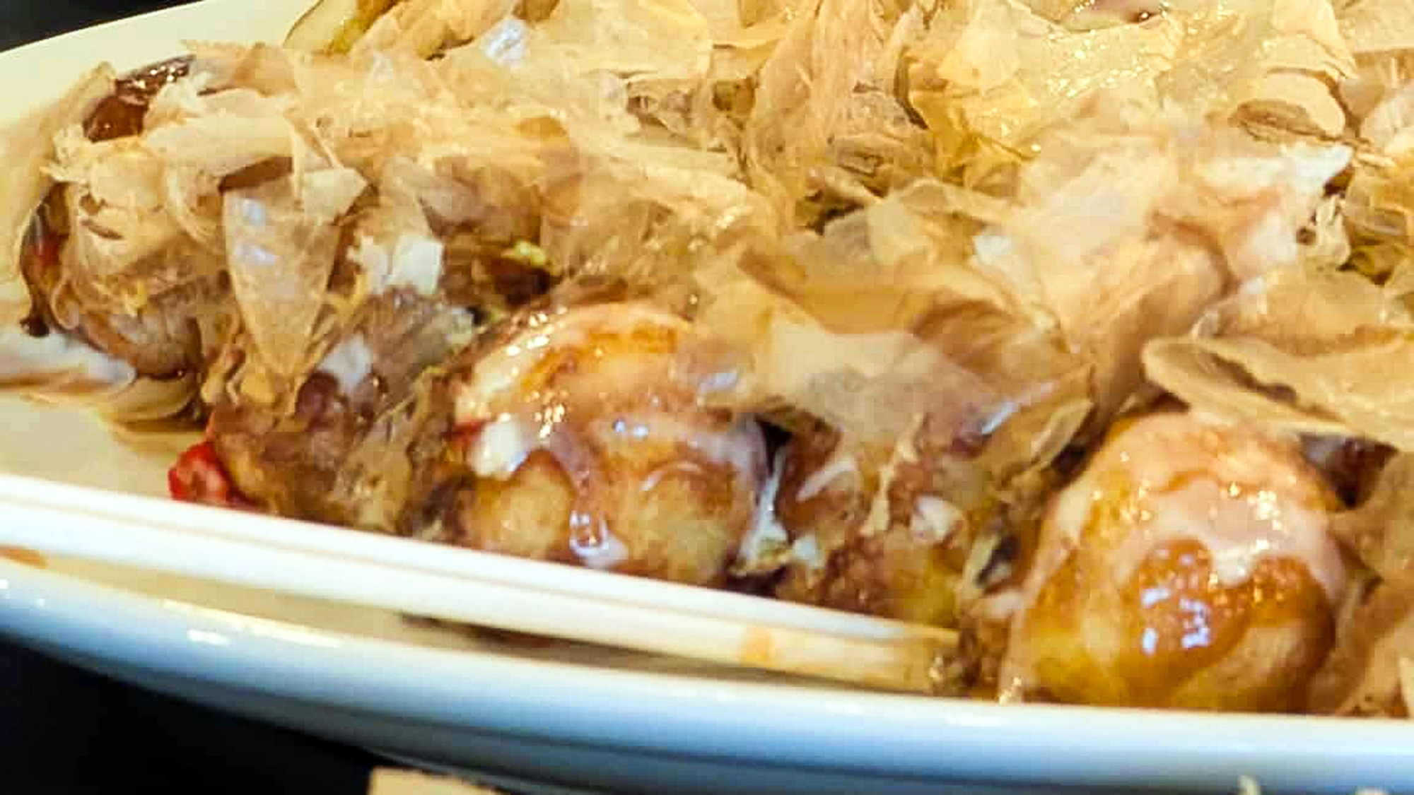 ・【オプション】たこ焼きが焼けたらたっぷりの鰹節をオン！何個でも飽きずに食べ続けられそうな美味しさ♪