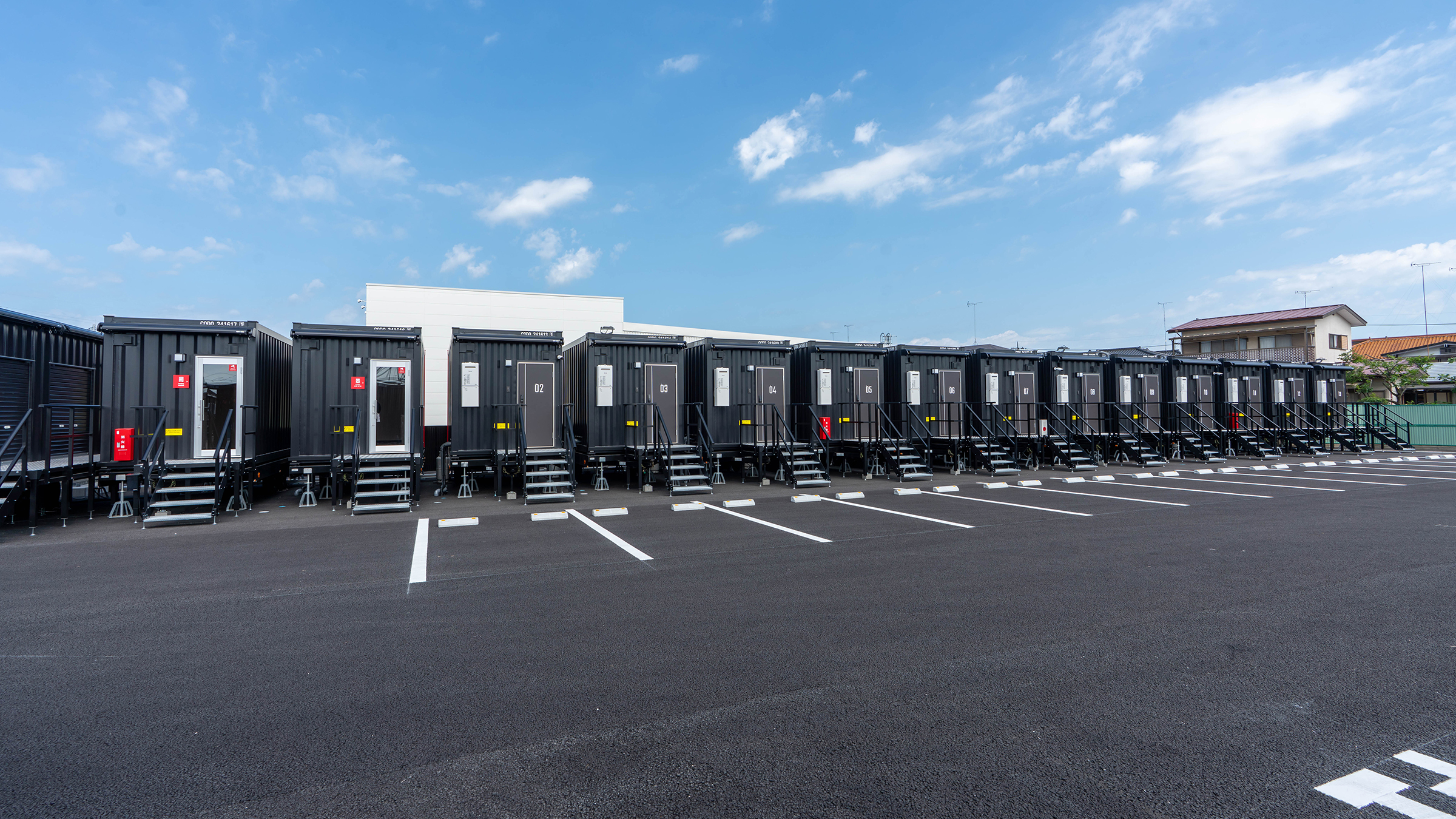 夜でも明るく安心！防犯カメラを複数設置しセキュリティ対策もバッチリ！日差しや雨を遮るオーニングを完備。