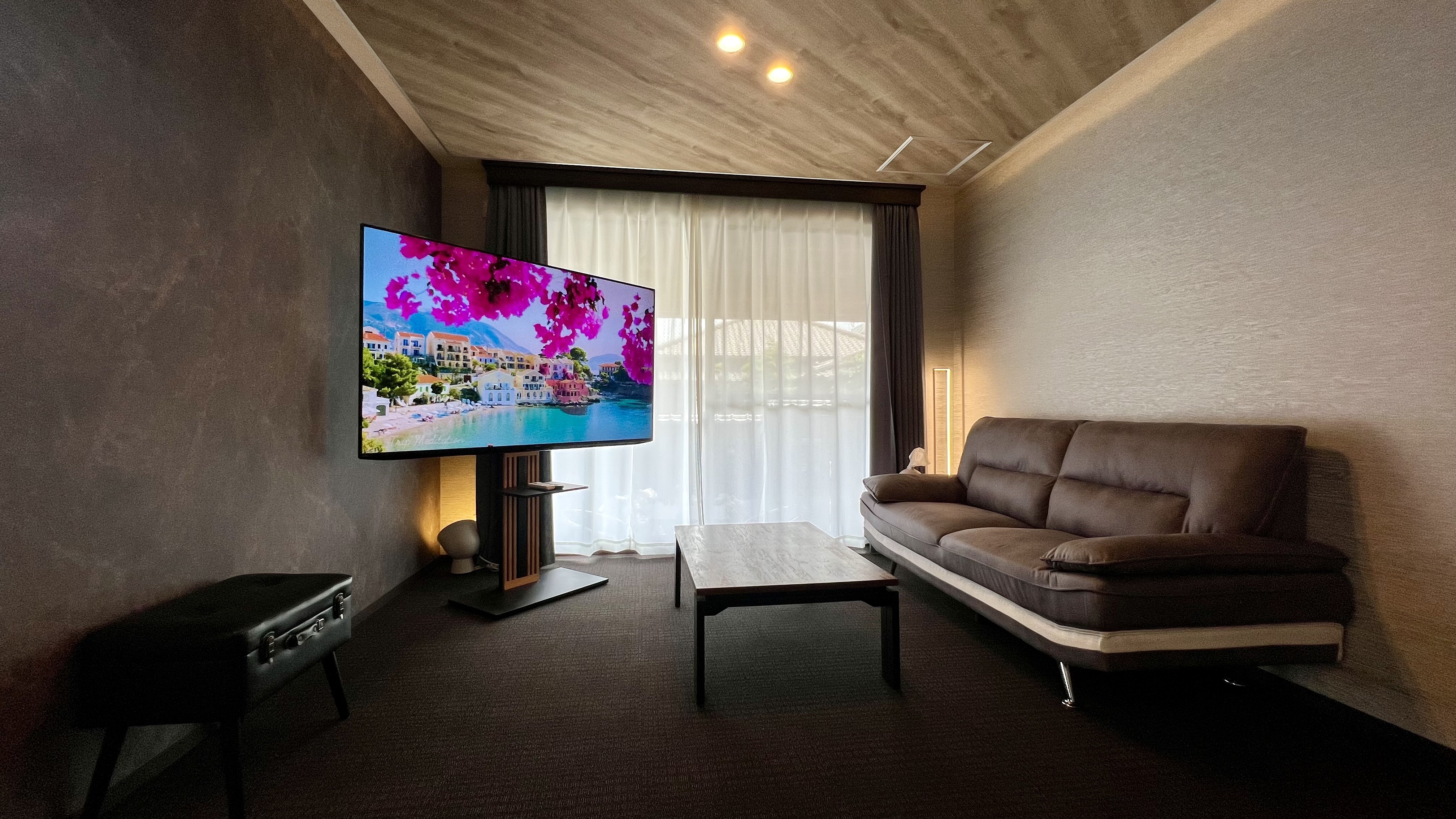 75型テレビとソファ