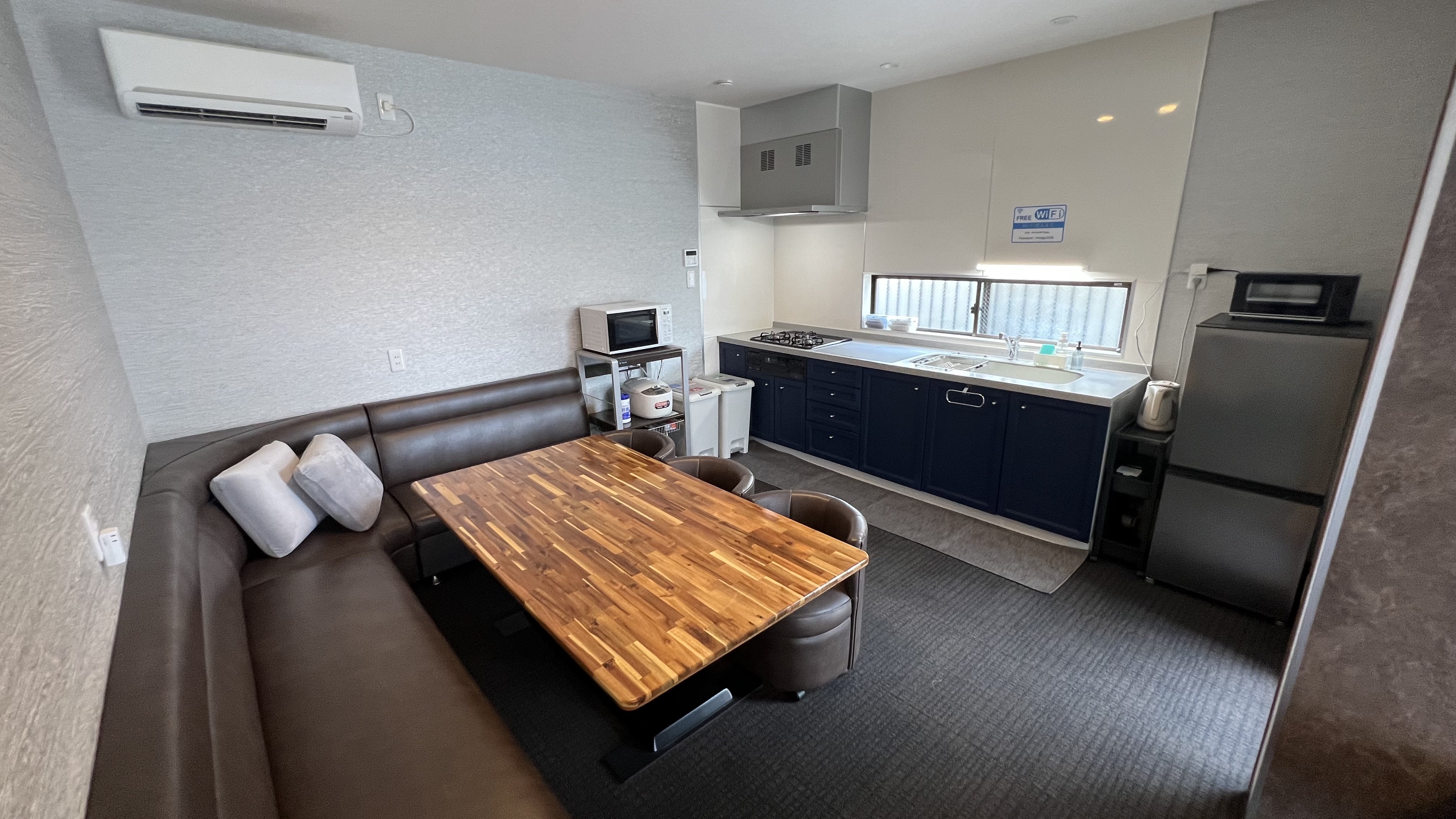 大人数でも食卓を囲めるよう、大きめのテーブルと８人用のソファとチェアをご用意しております。