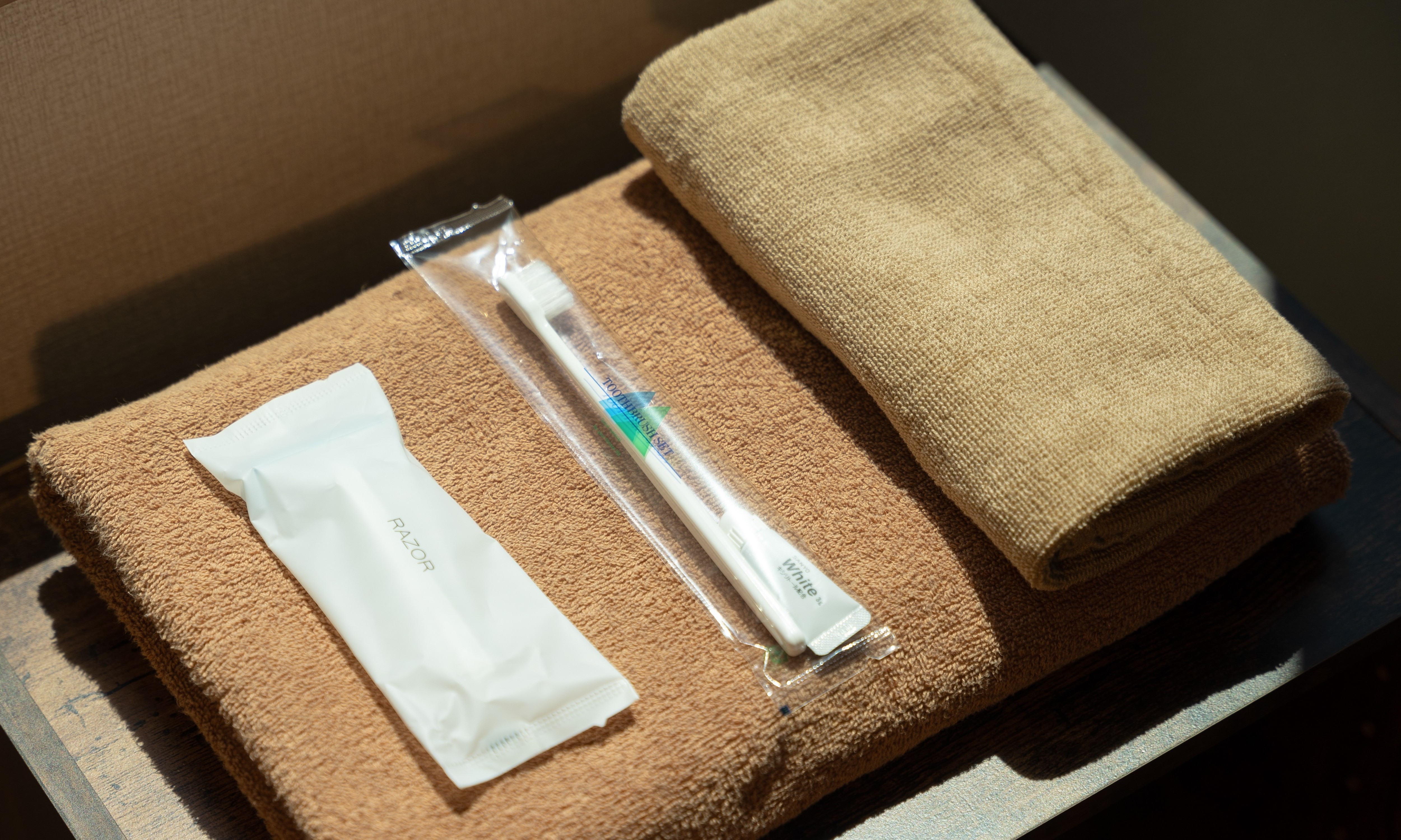 バスタオル・フェイスタオル・歯ブラシ・カミソリはお部屋にご用意しております。（タオルは滞在中交換可）