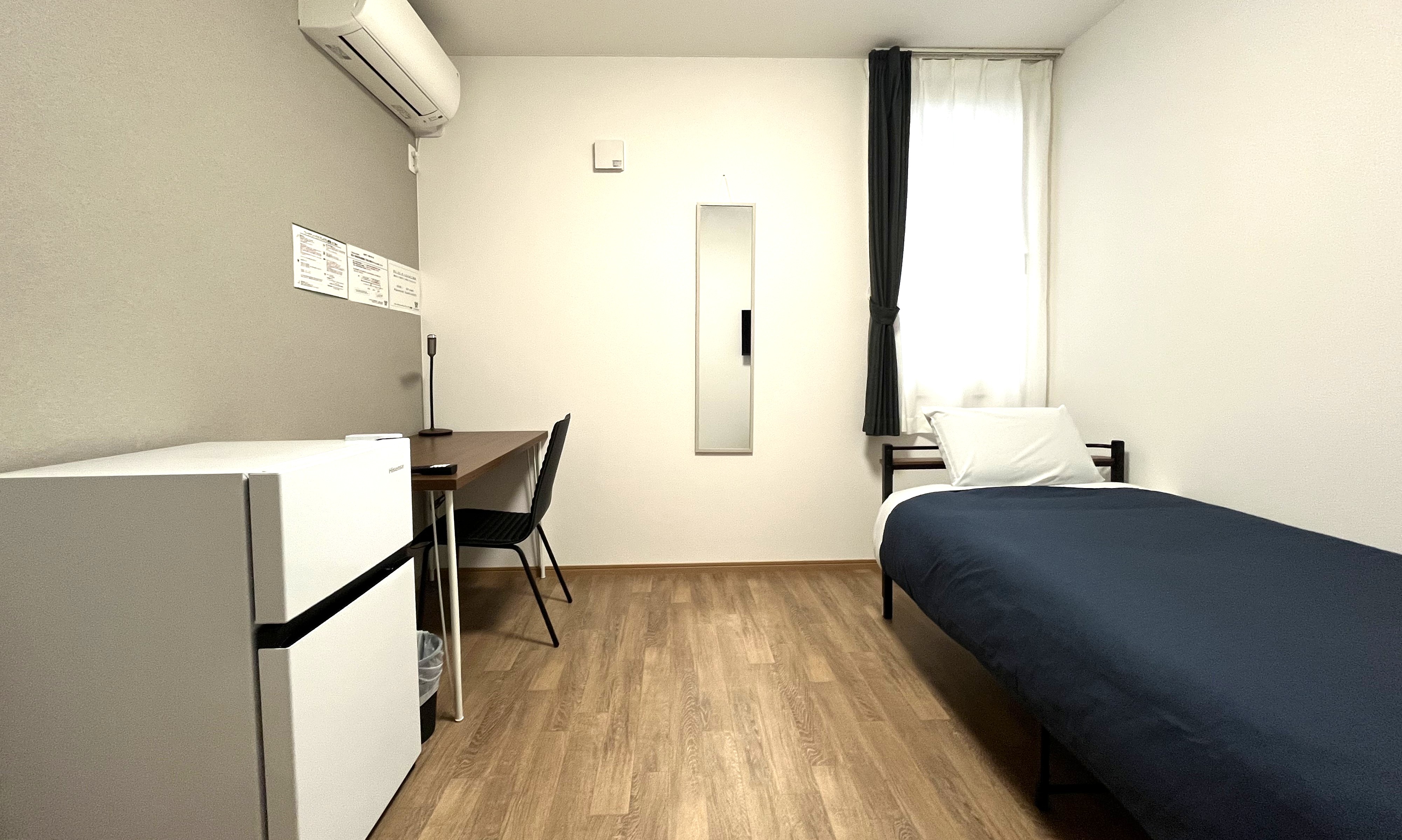 バス・トイレ付きのシングルルームは動画配信サービス対応スマートテレビ・冷暖房も完備！