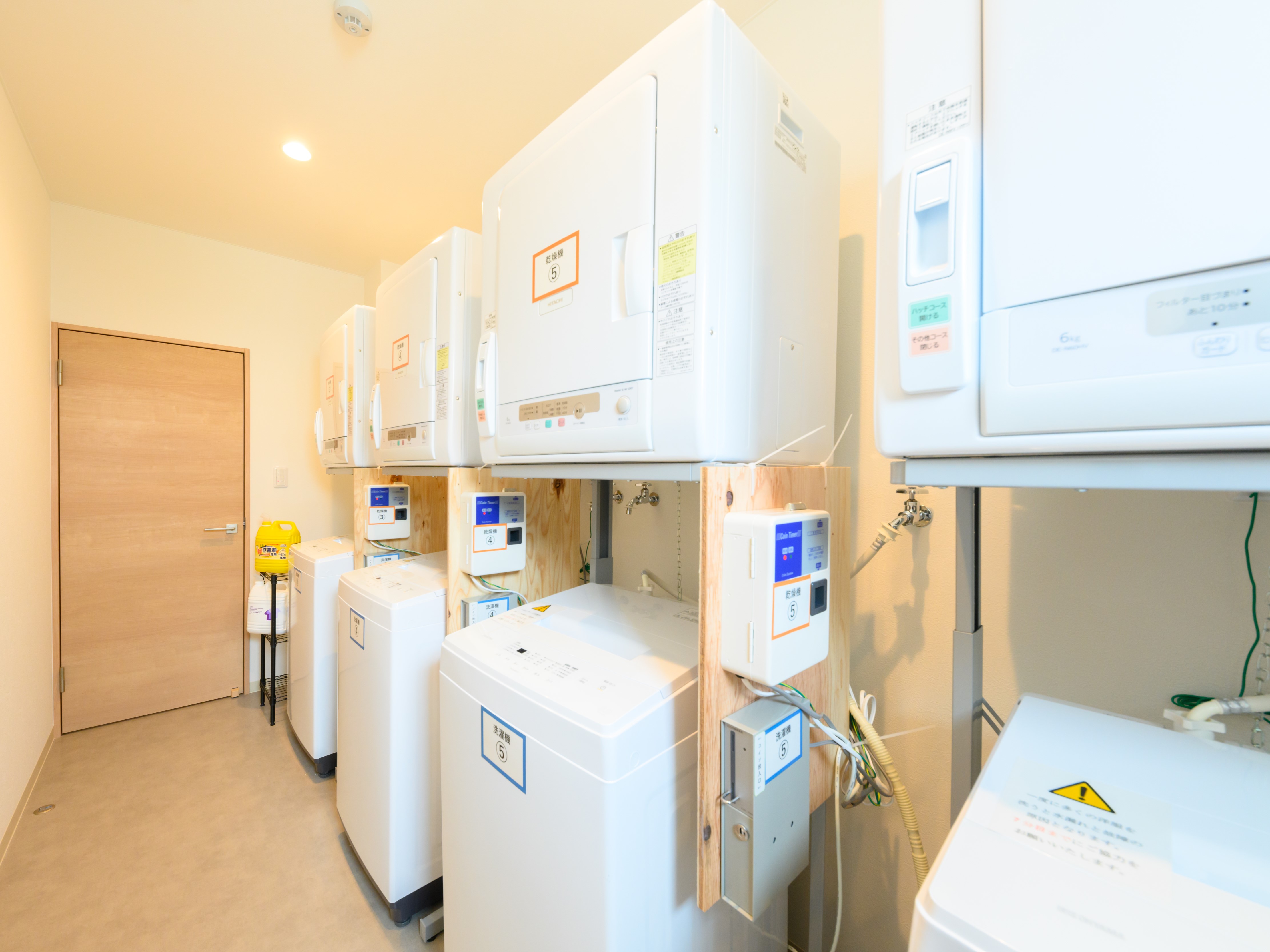 館内にある洗濯機・乾燥機は無料でご利用いただけます。（洗剤は有料）