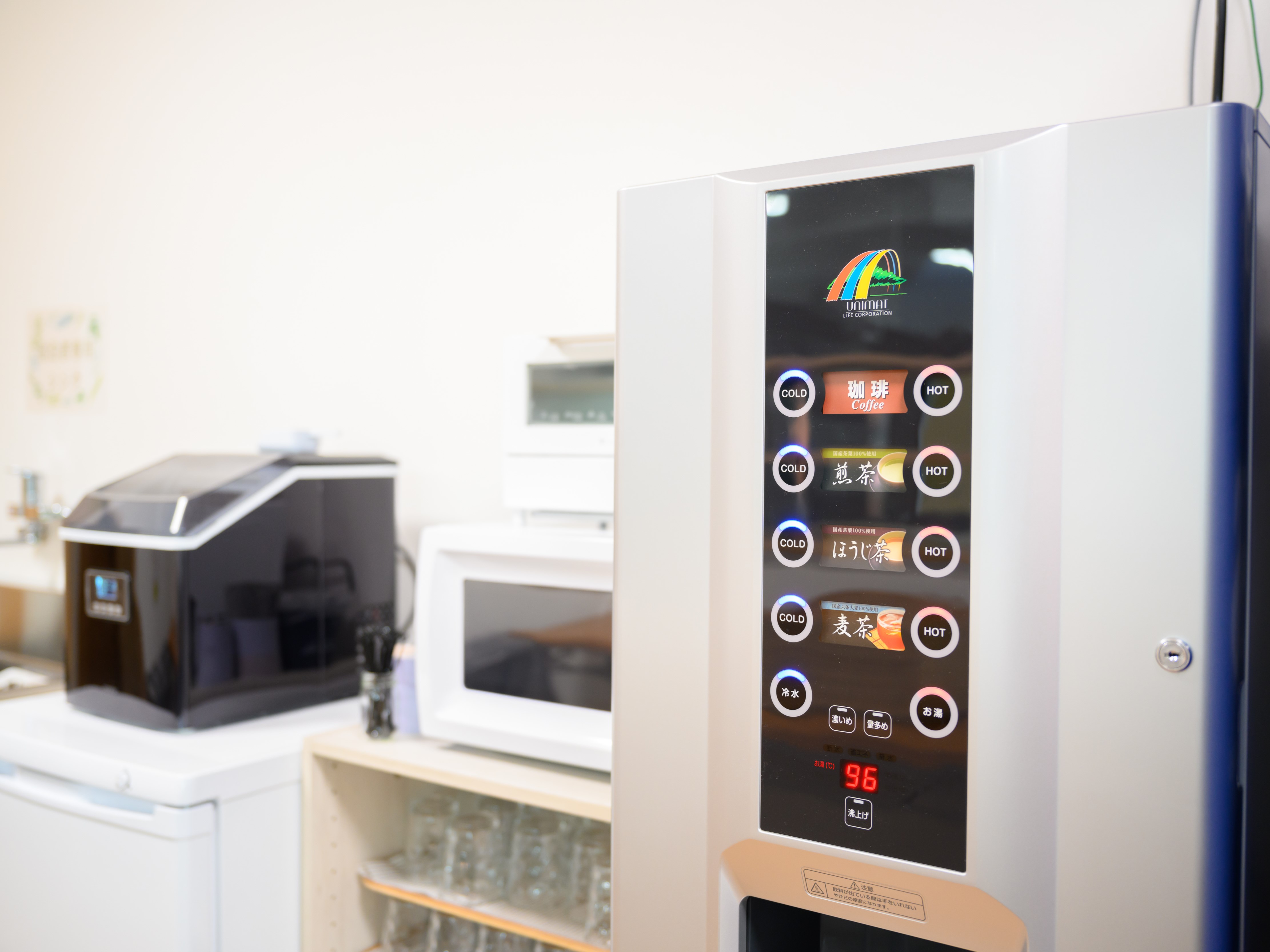 お茶やコーヒーなど、24時間ご利用いただけるドリンクサーバーをご用意。