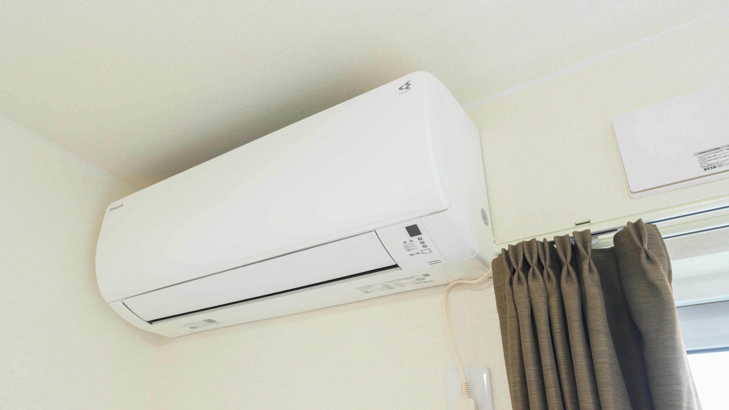 【素泊まり】全室個室のプライベート空間はスマートテレビ＆冷暖房を完備