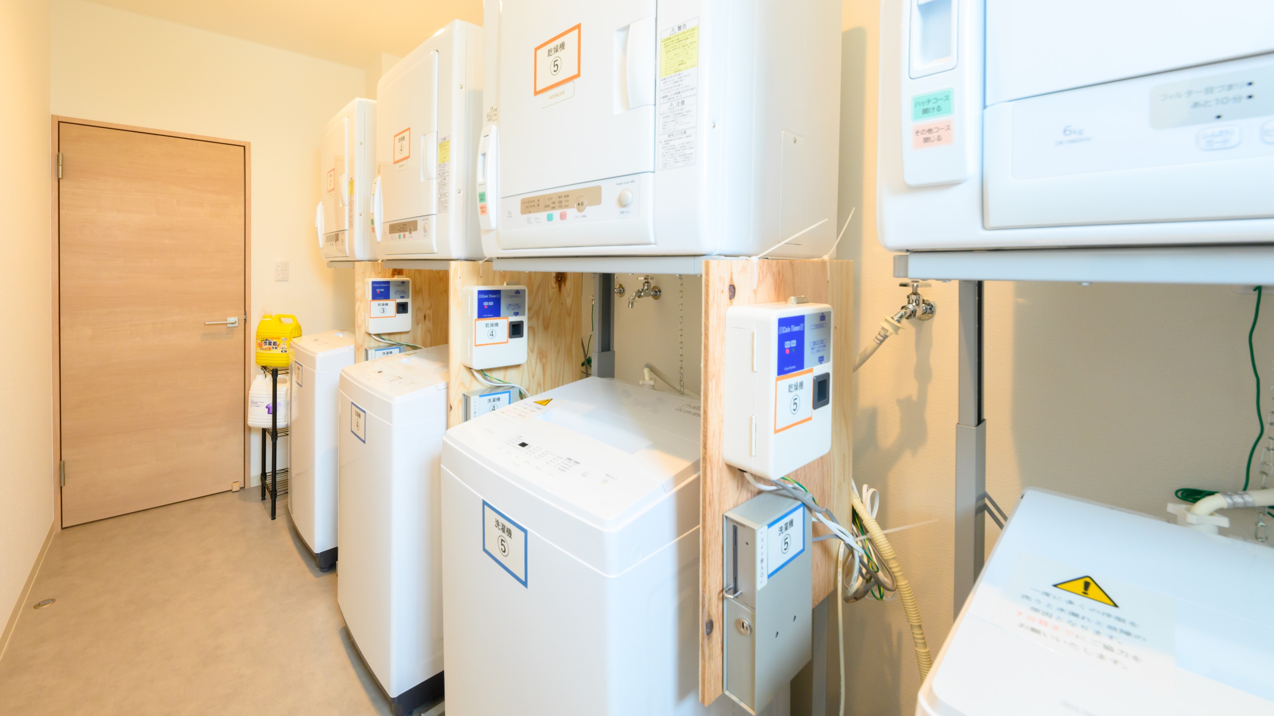 館内にある洗濯機・乾燥機は無料でご利用いただけます。（洗剤は有料）