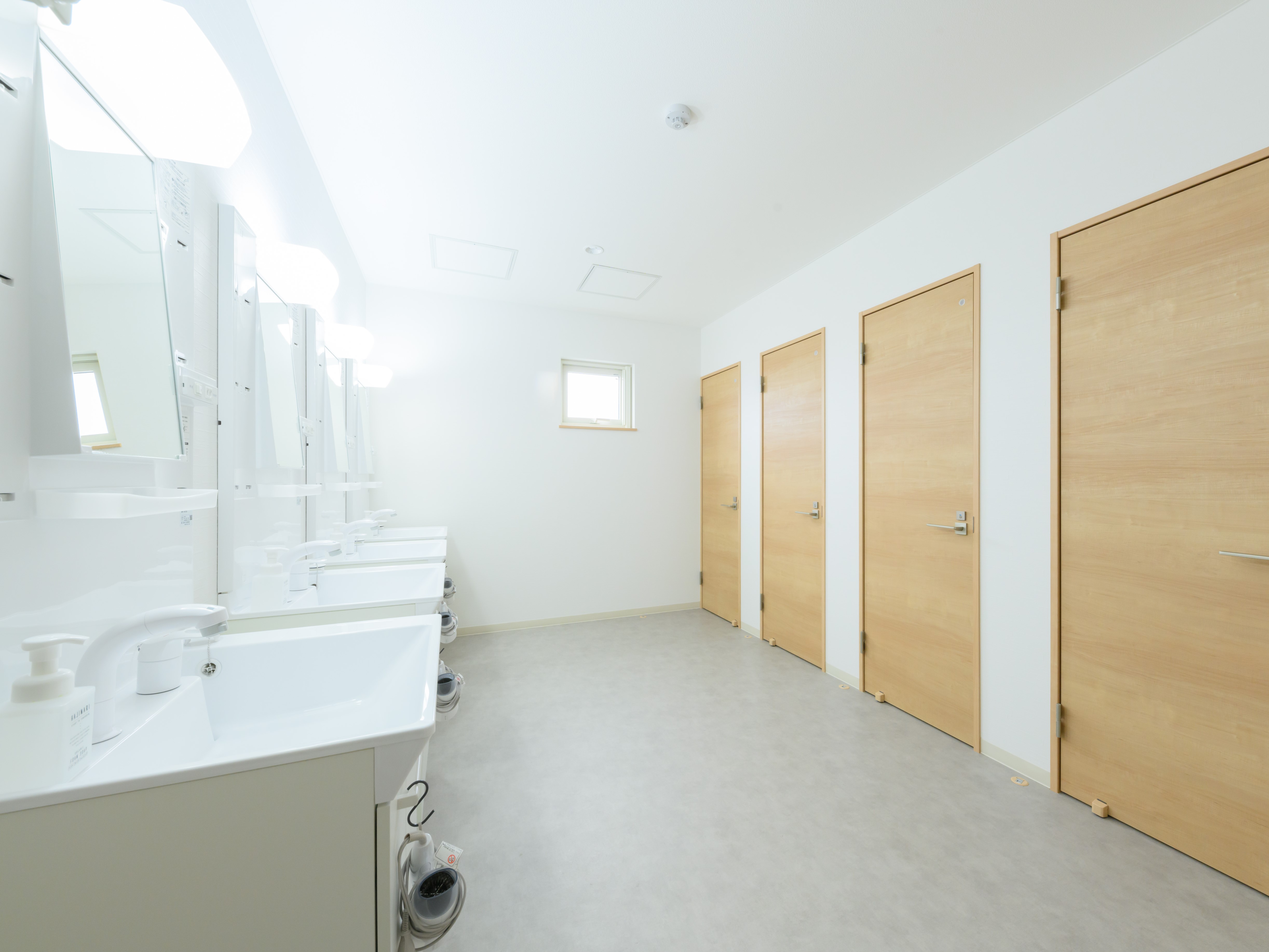 トイレ・洗面台は1階と2階にそれぞれ複数ご用意しております。