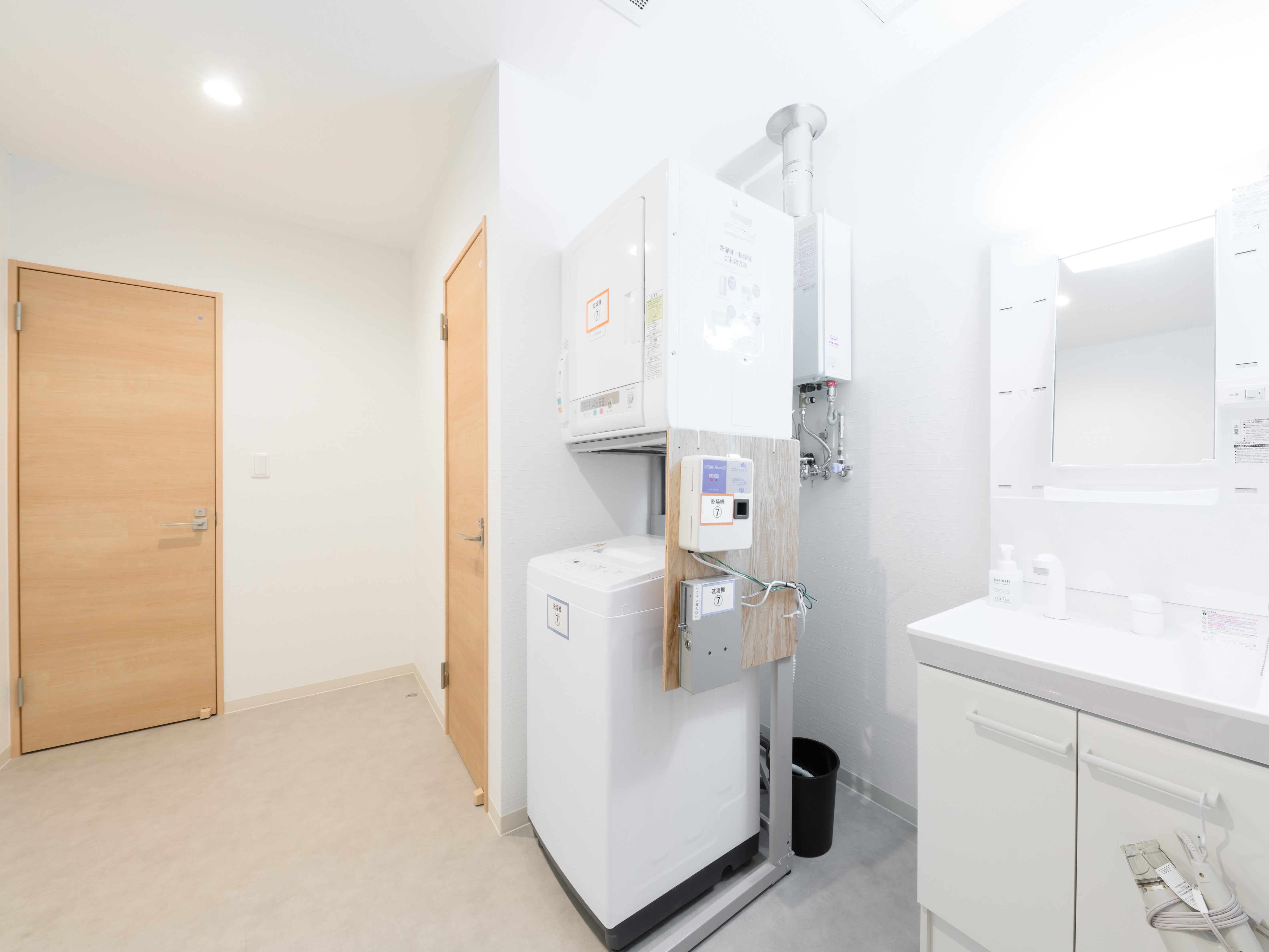 女性専用スペースには洗面台・トイレ・シャワーブースをご用意しております。