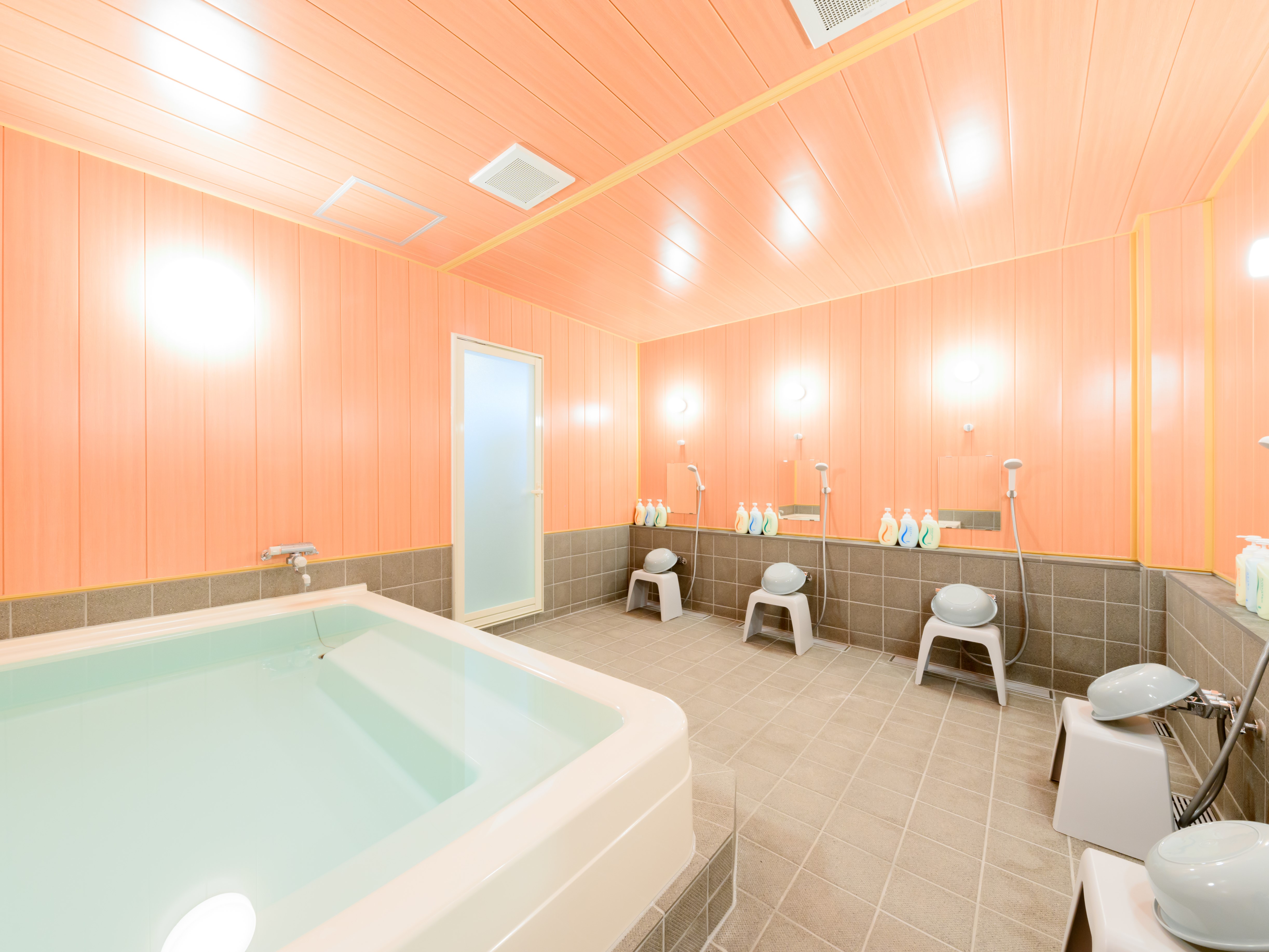 大浴場（男性専用）は16時30分からご利用可能。1階に男性専用、2階に女性専用シャワーブースあり。