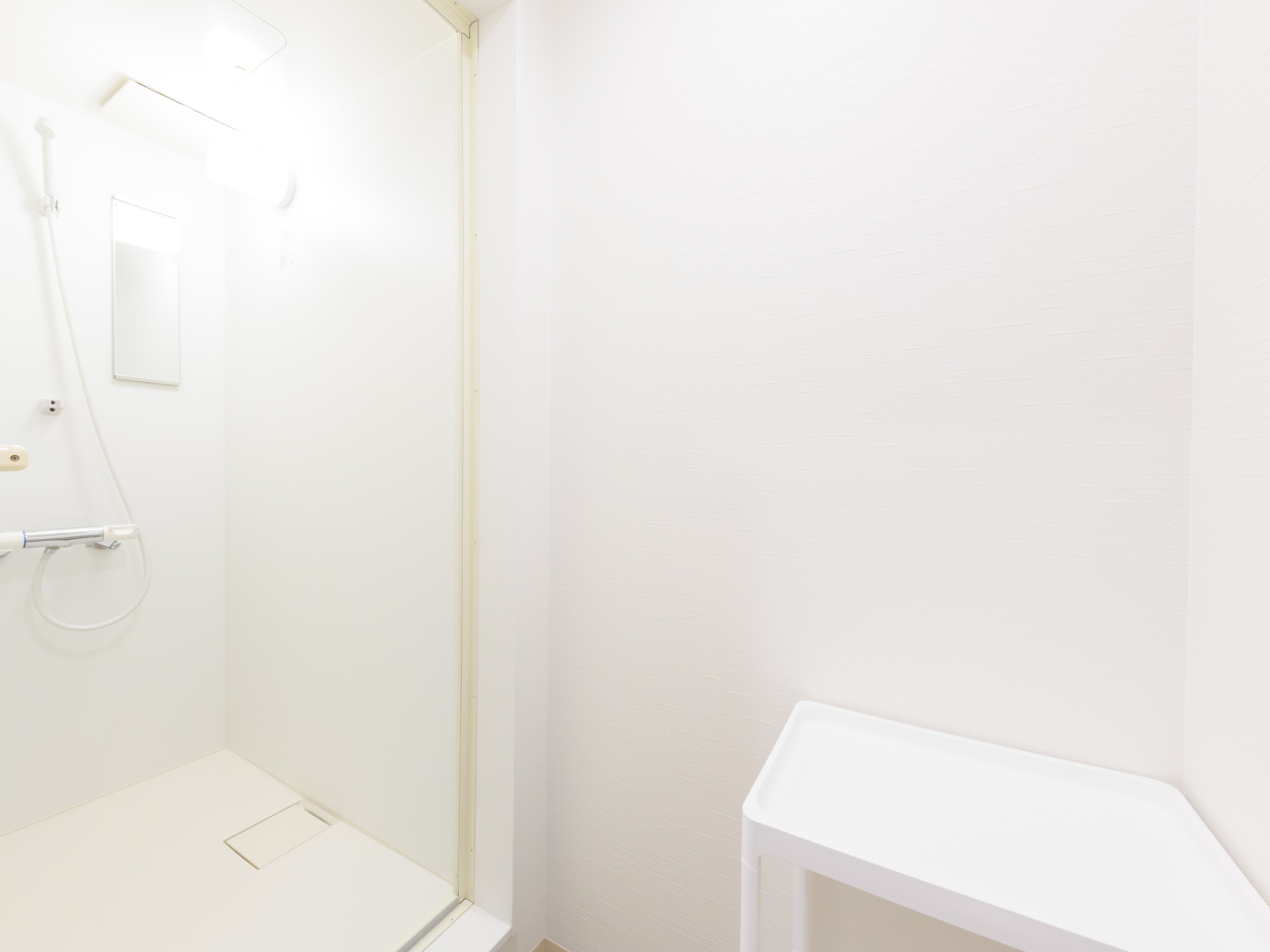 施設内には男性専用・女性専用のシャワーブースもご用意しております。