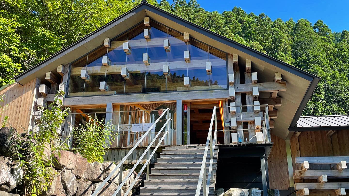 【周辺】建築家　隈研吾のギャラリーのある雲の上ギャラリーの外観です