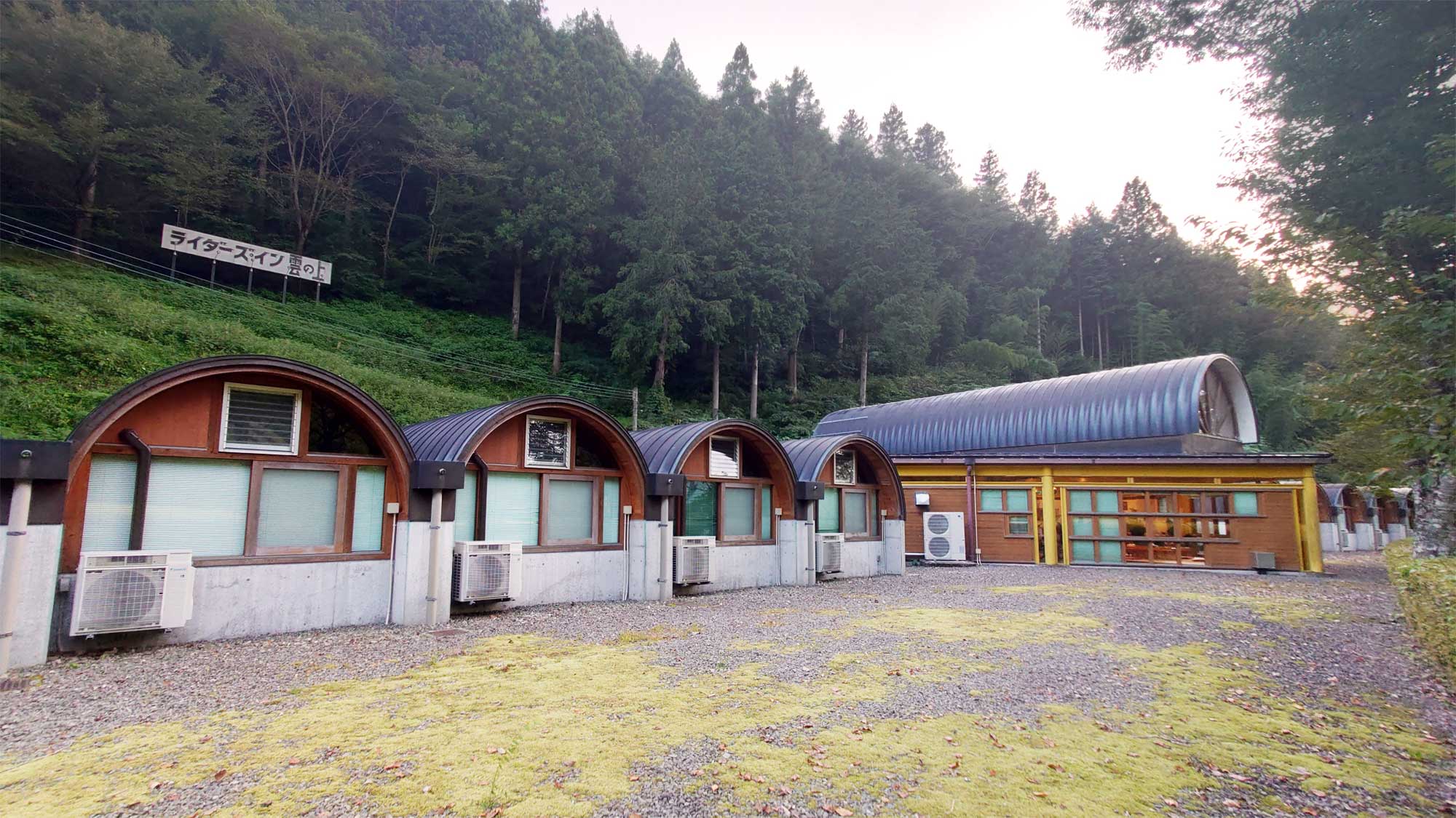 【外観】施設中庭から