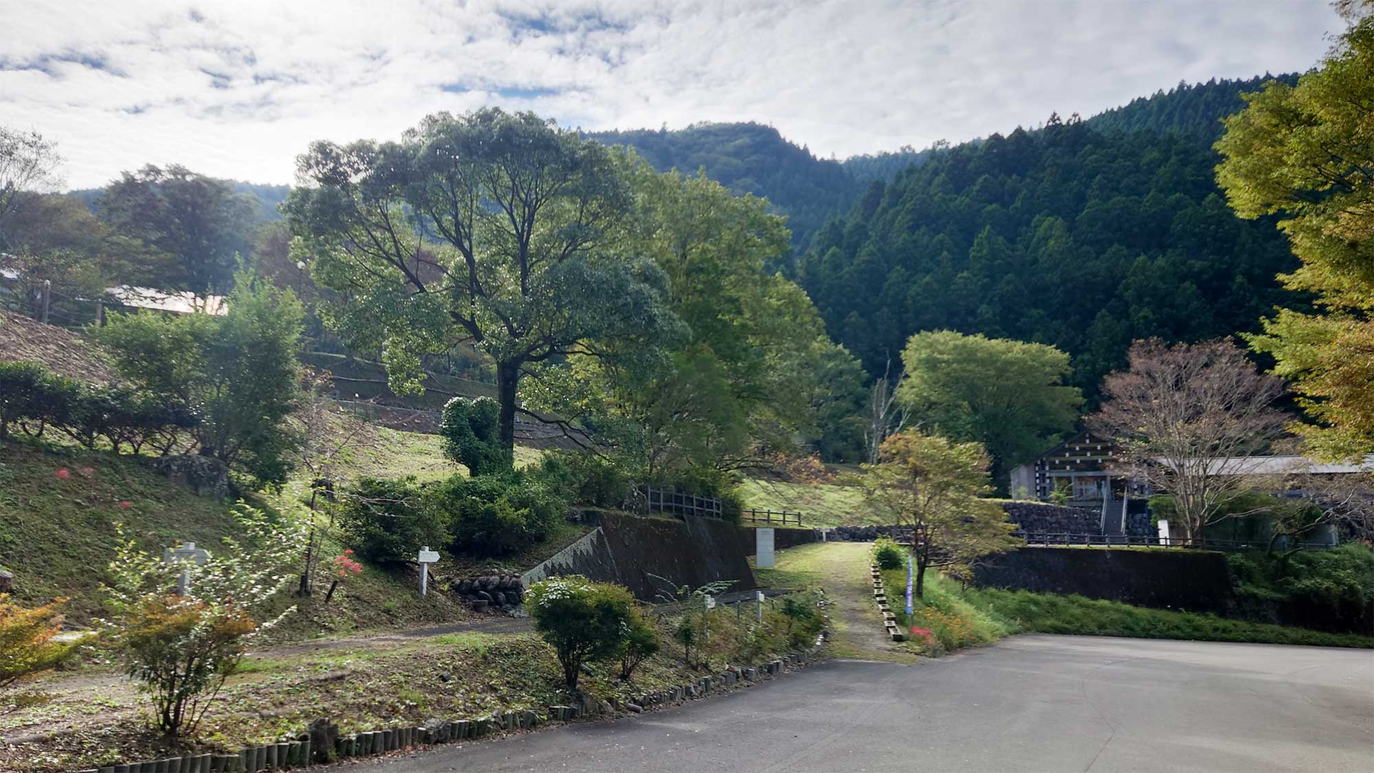 【周辺】キャンプ場であり桜の名所でもある太郎川公園がすぐそばにあります