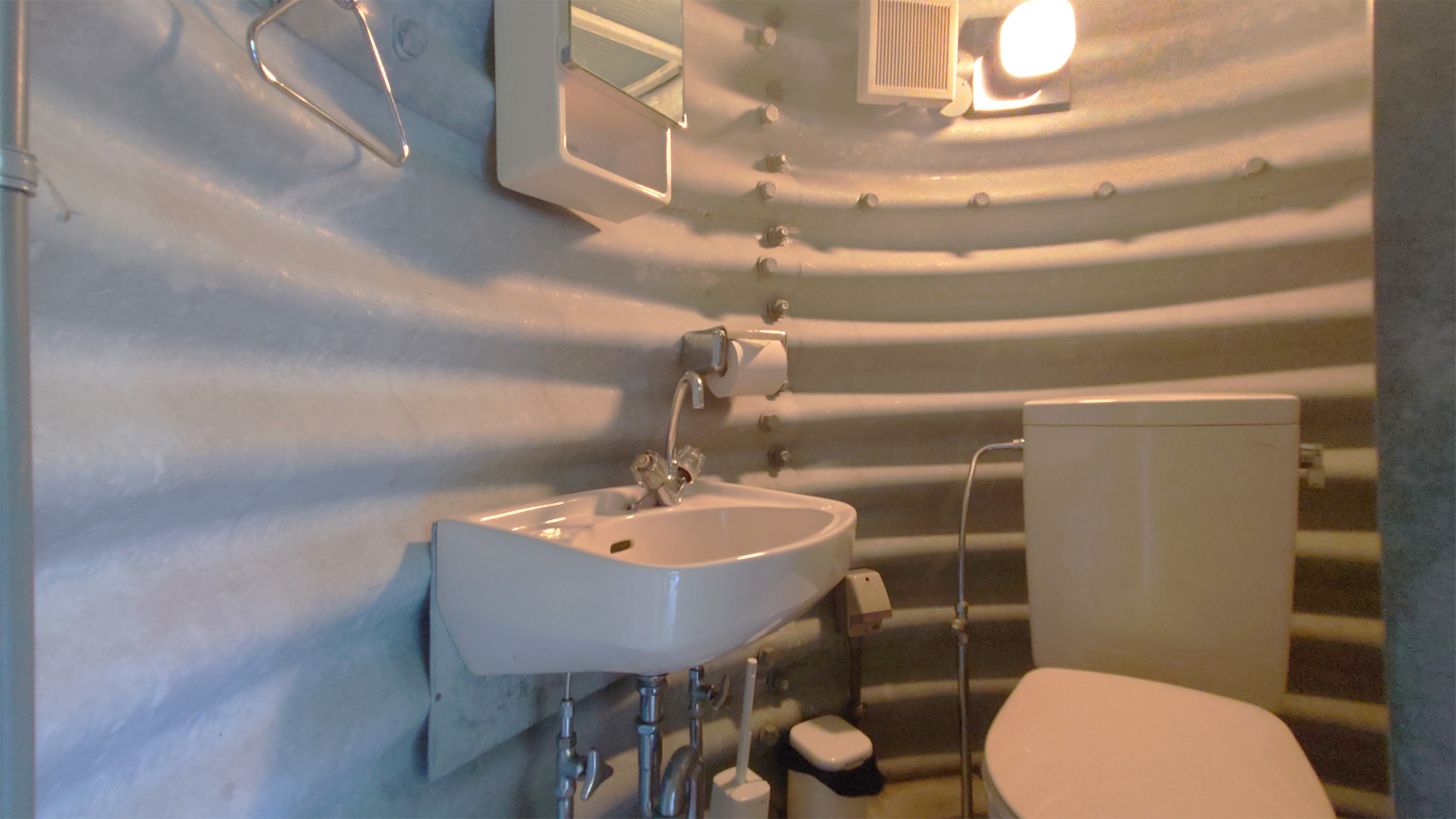 【客室】円柱の構造物の中はシャワールームです