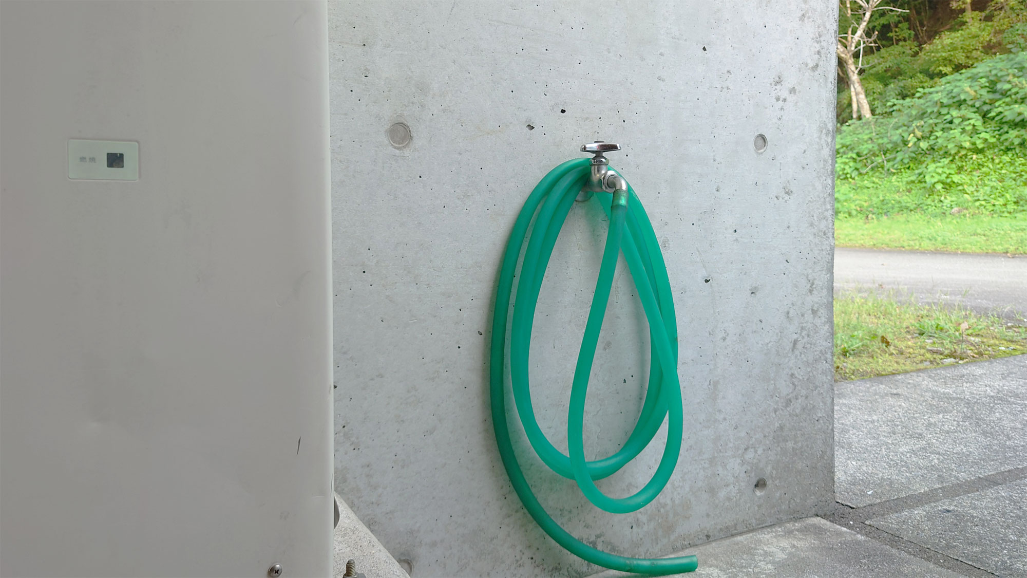 【客室外観】洗車用ゴムホース　洗車道具はございません