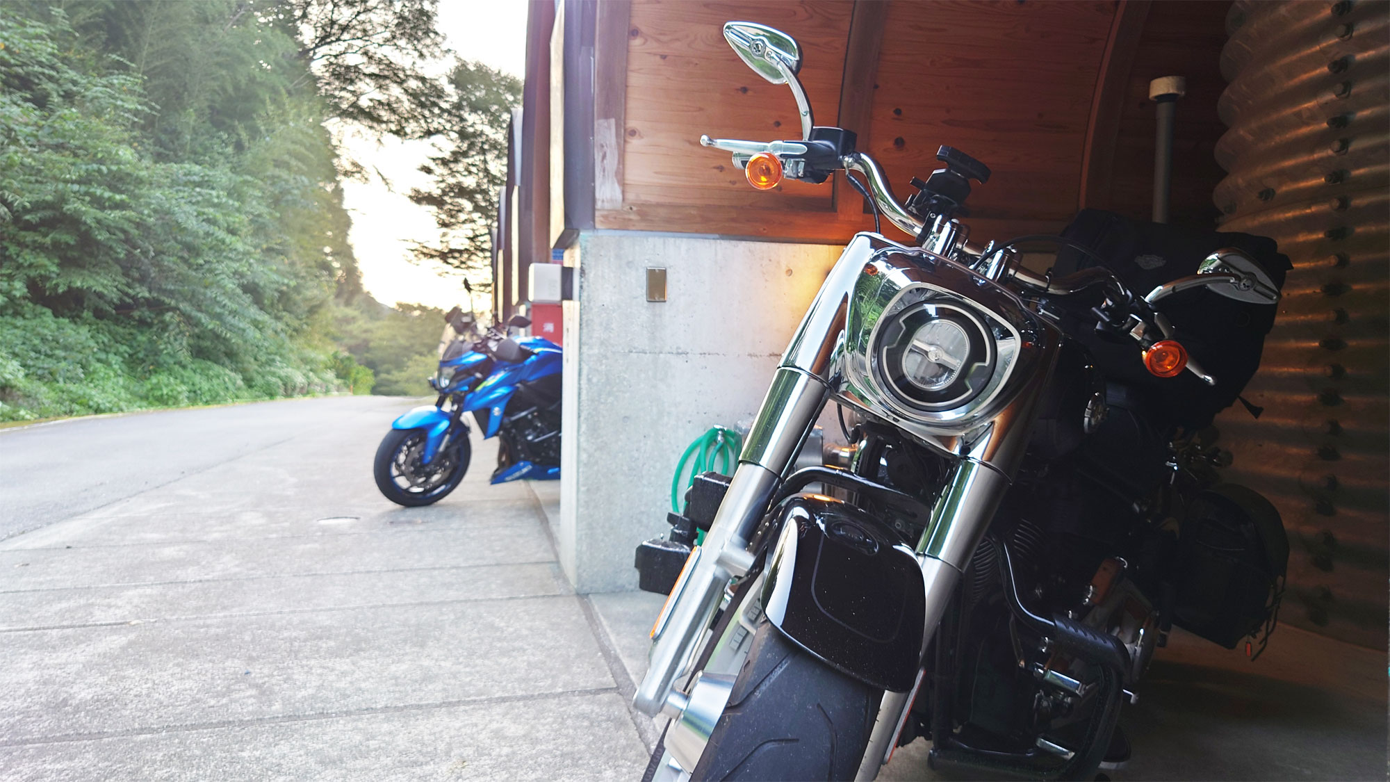 【客室外観】四国の山道を走り抜ける頼もしいバイク