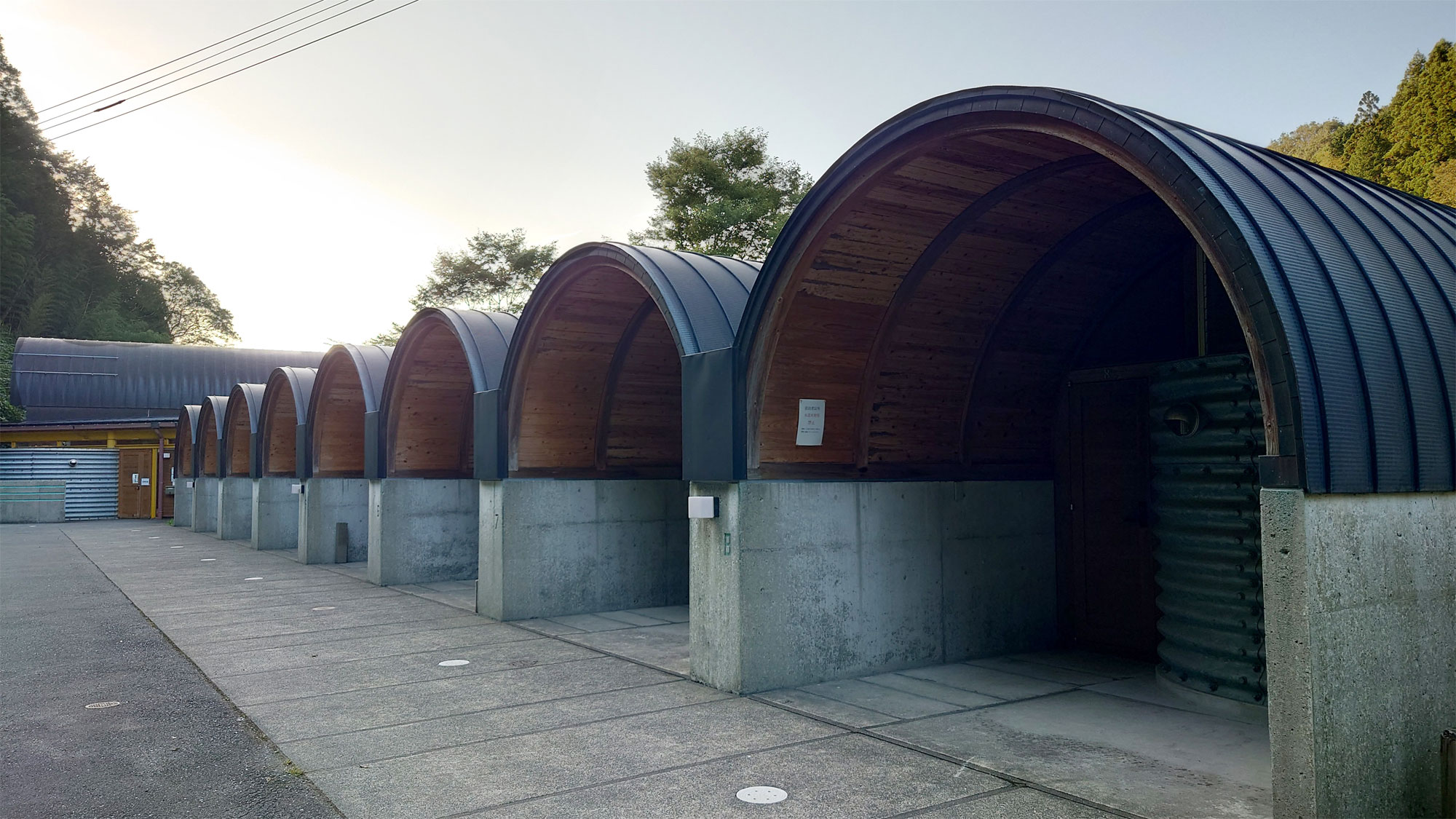 【客室外観】ガレージ型の客室外観