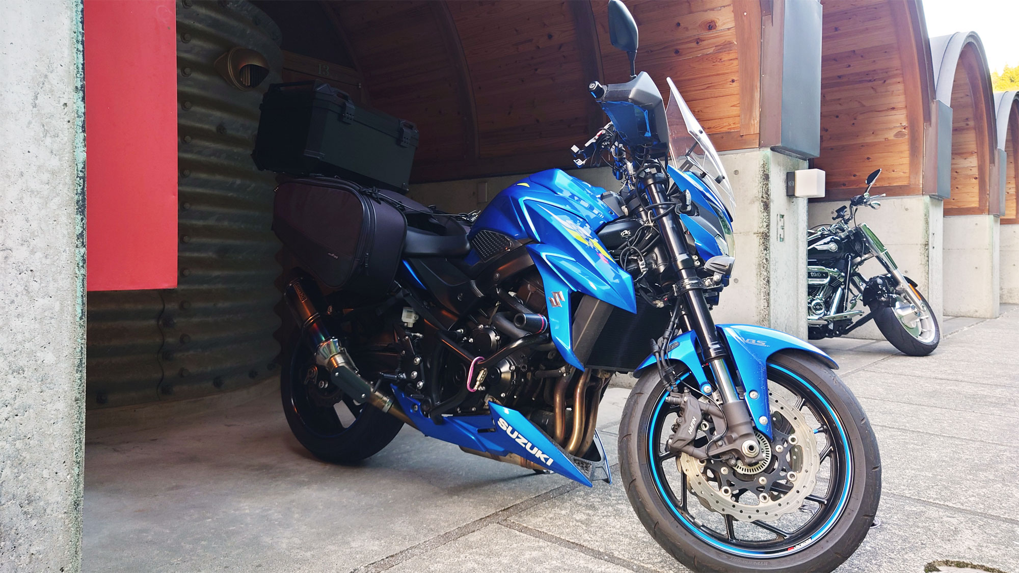 【客室外観】バイク駐車