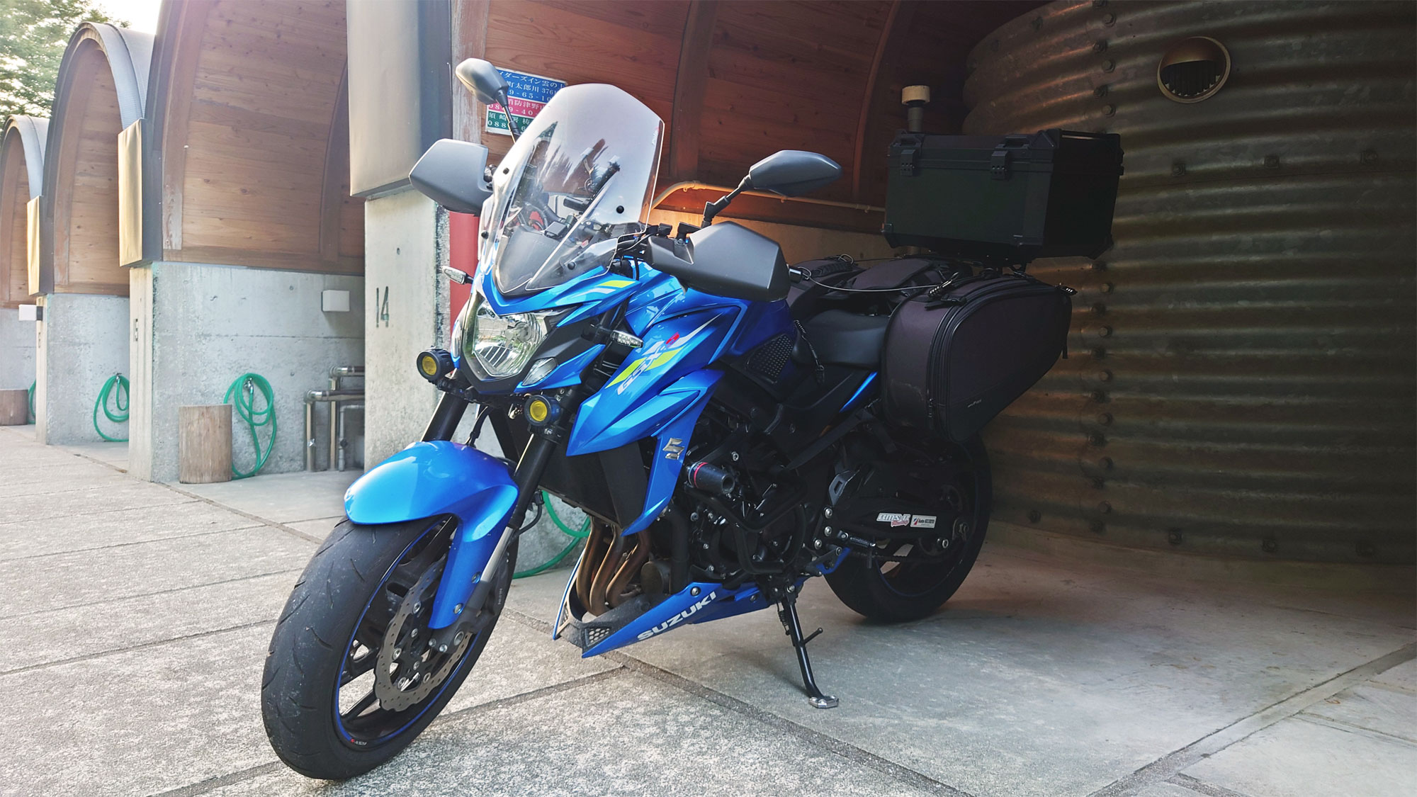 【客室外観】バイク駐車