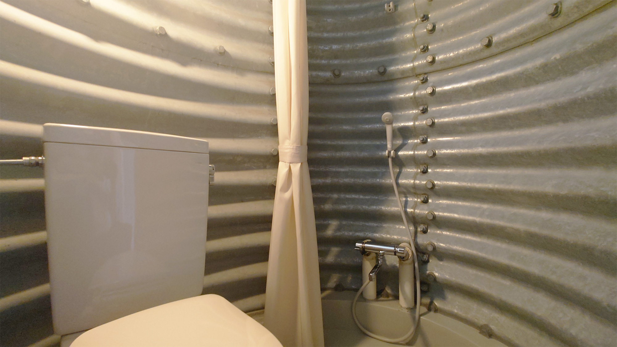 【客室】暖かいシャワールームはありがたいです