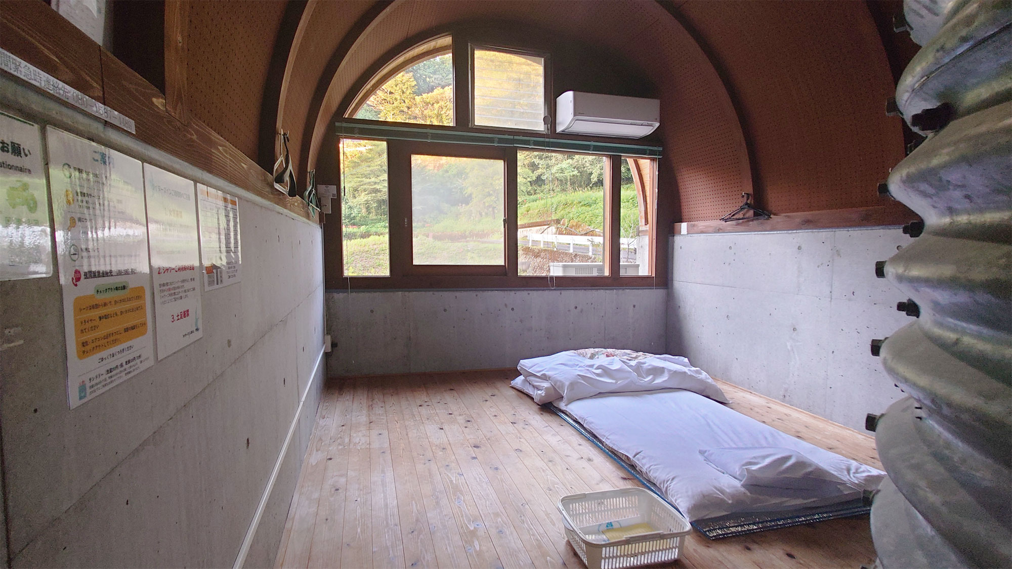 【客室板の間】最大3名まで布団を引くことができる広さです