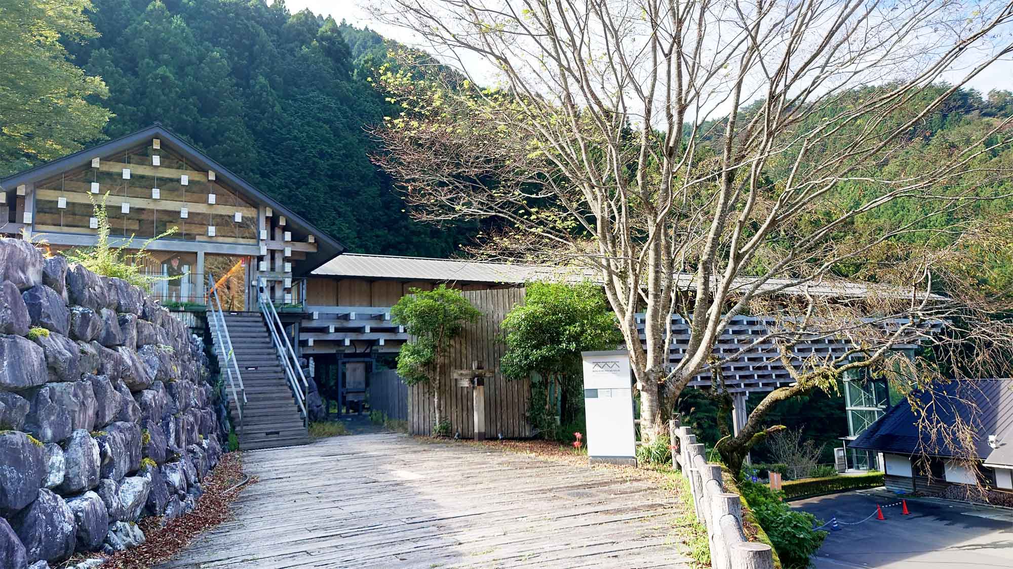 【周辺】隈研吾の小さなミュージアムがある「雲の上ギャラリー」前です