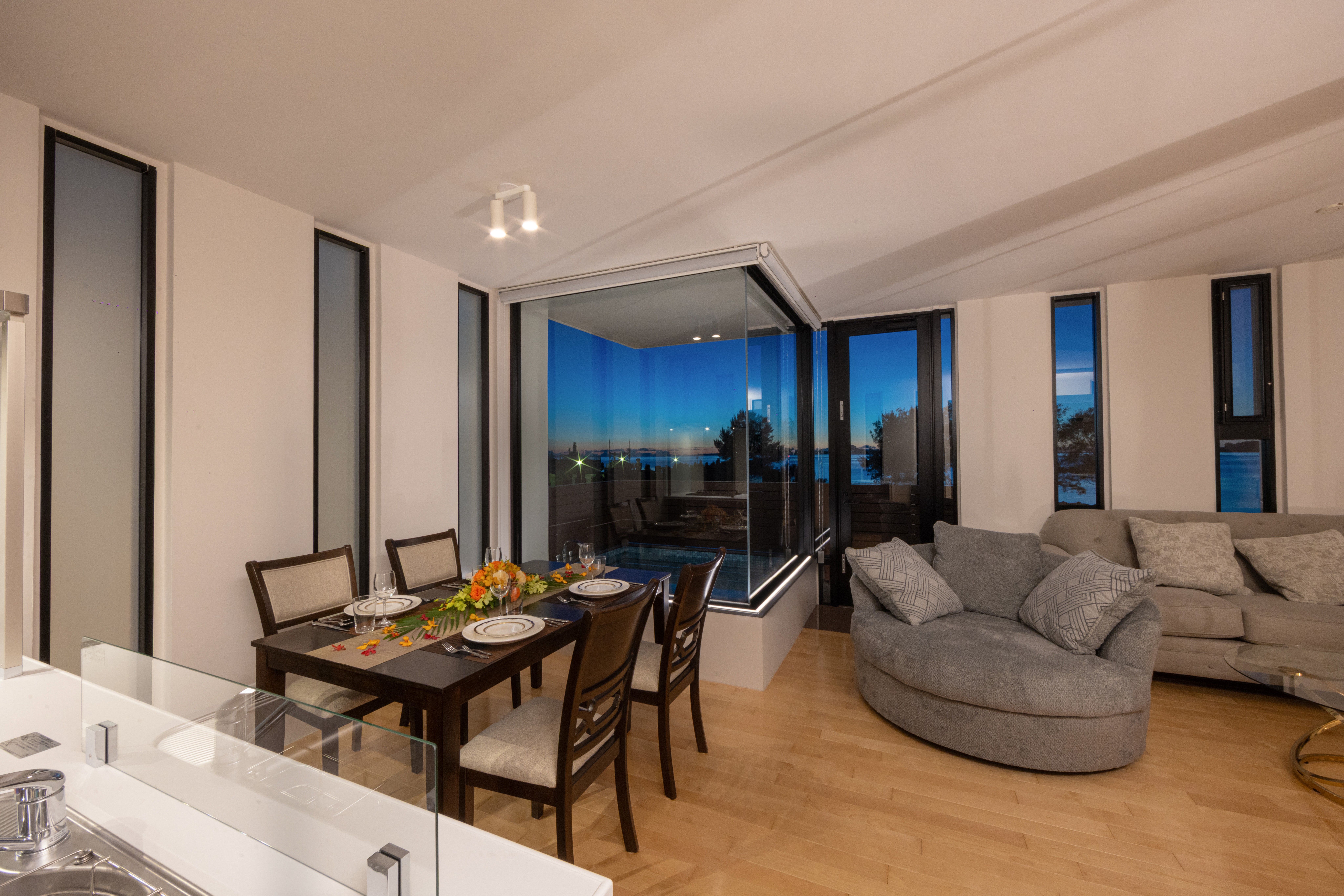 ダイニングエリア夜