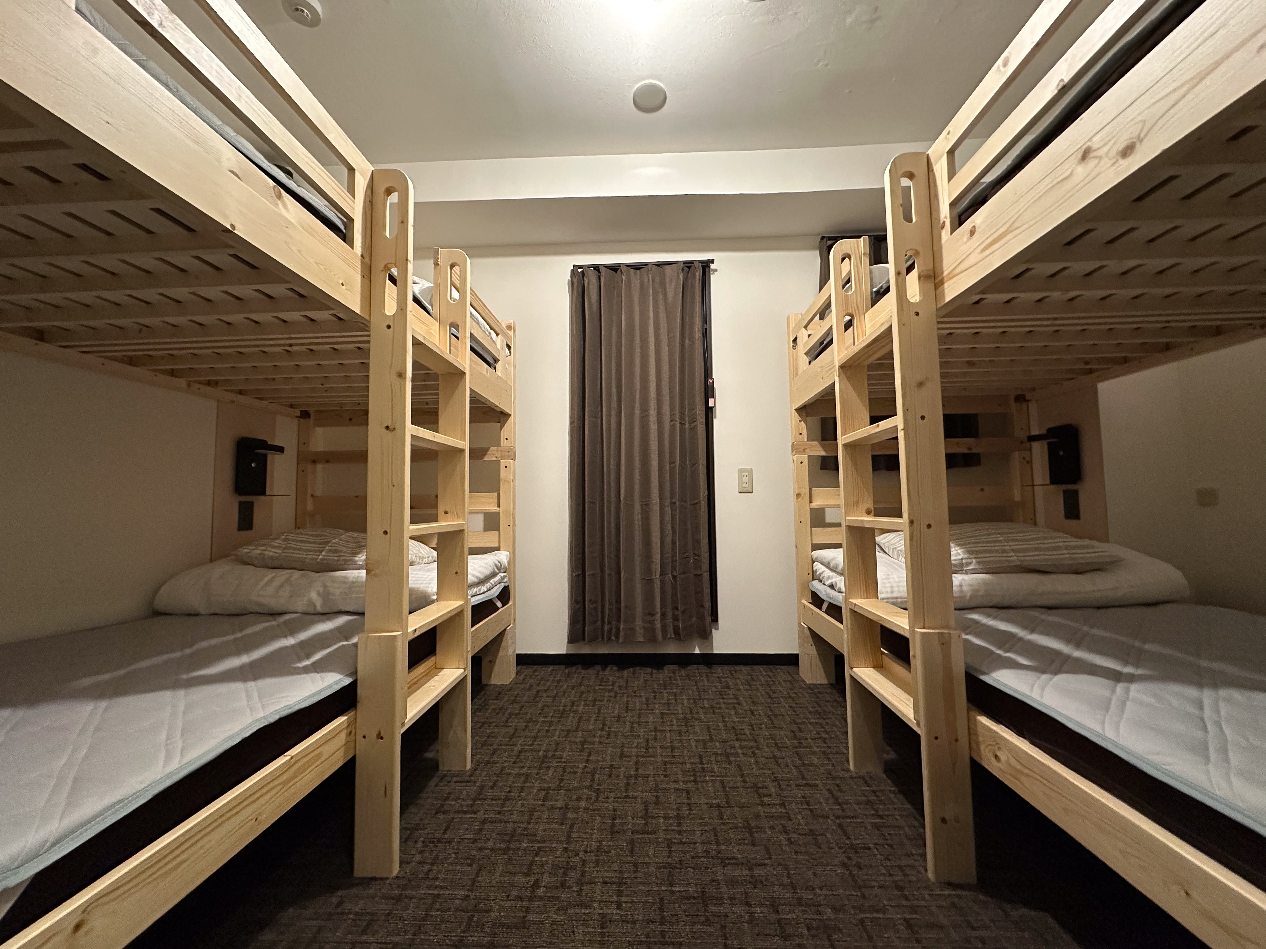 4人部屋（共用バスルーム付き）