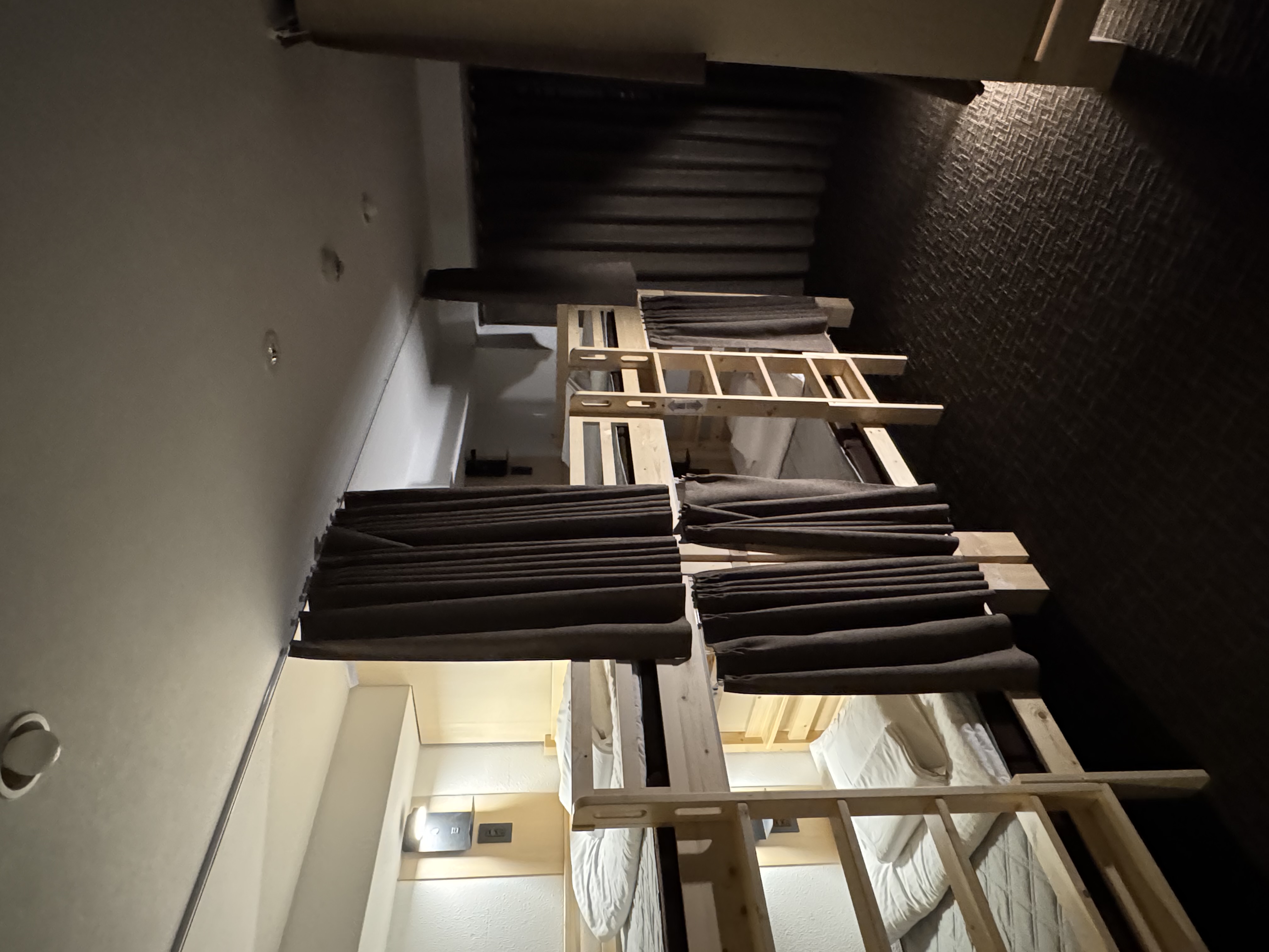 6人部屋のドミトリーのベッド