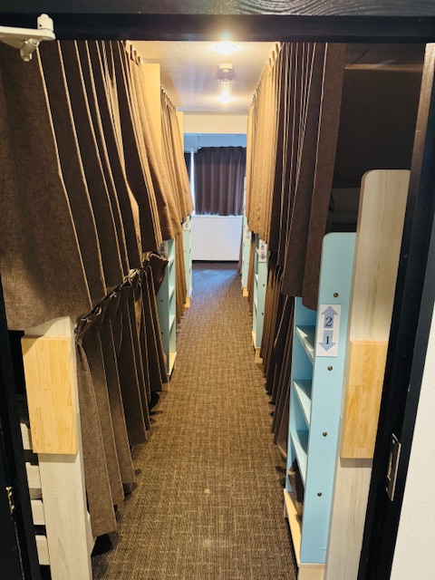 10人部屋のドミトリーにシングルベッドが1台あります。