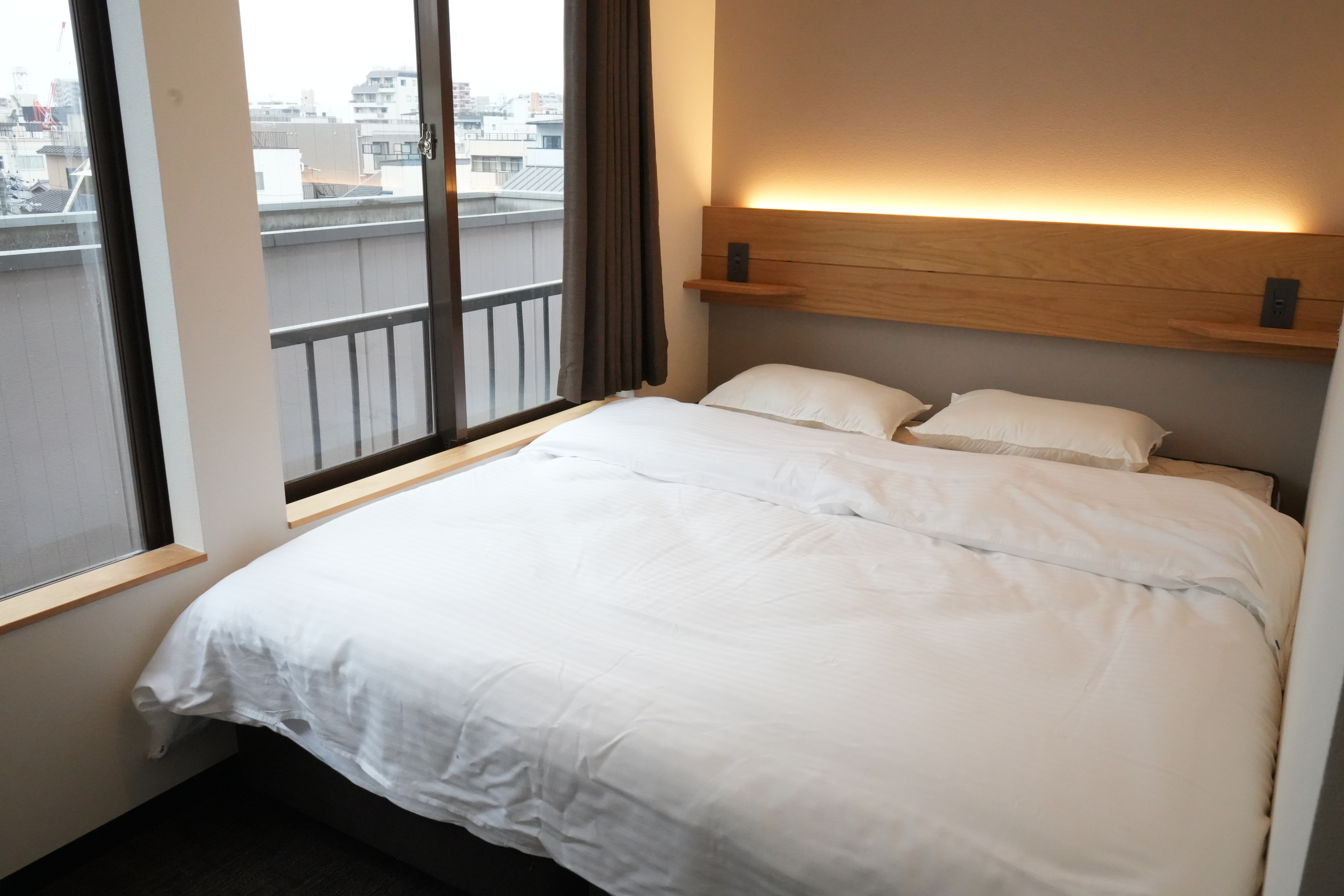 クイーンルーム（共用バスルーム付き）