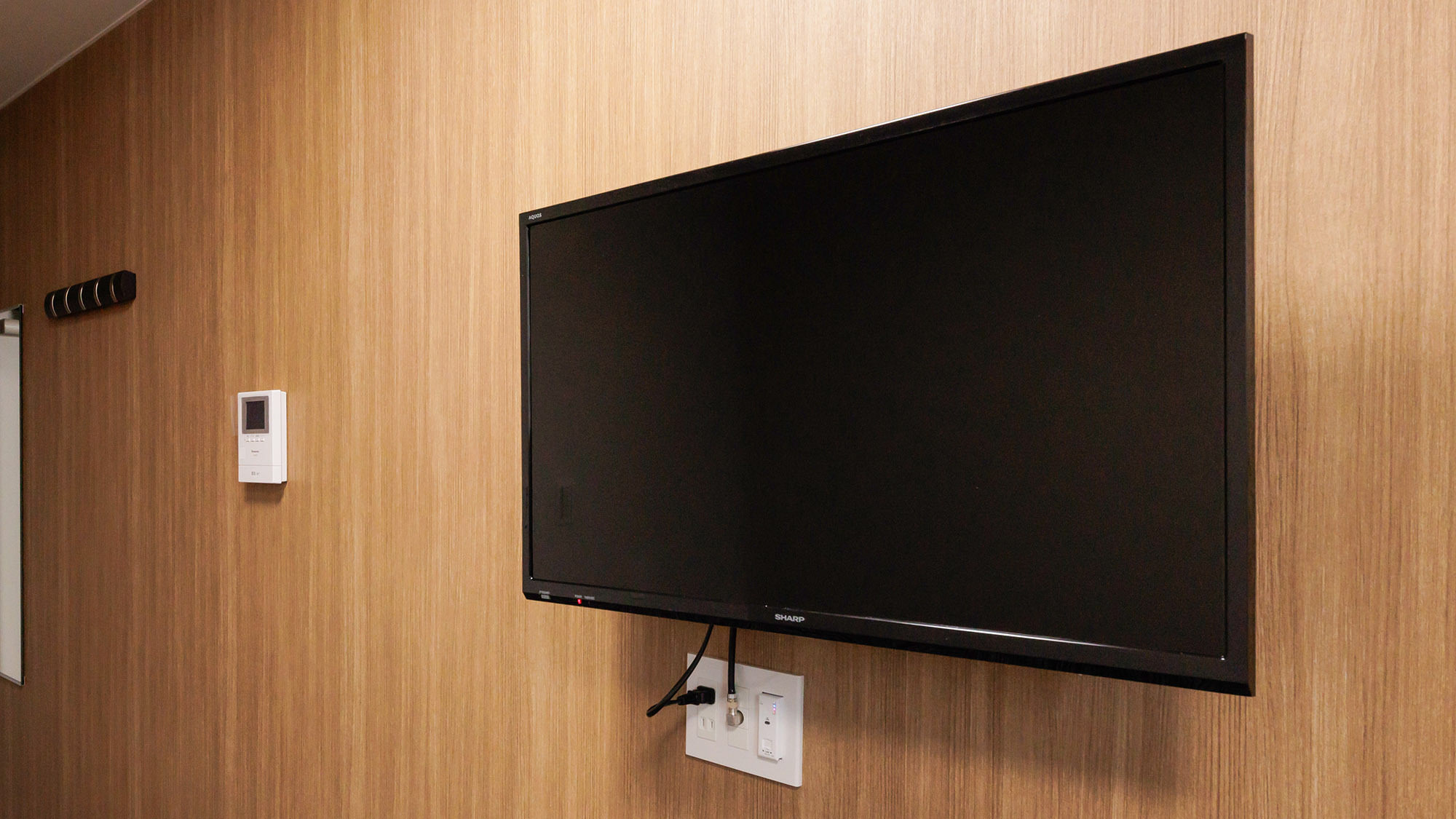 ・【テレビ】ベッドに座ってテレビ鑑賞。お部屋でのリラックスタイムのお供に