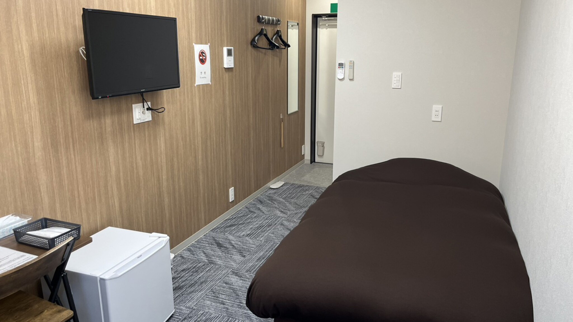 ・【お部屋】電源を多数設置。スマホやタブレット等の充電に困りません