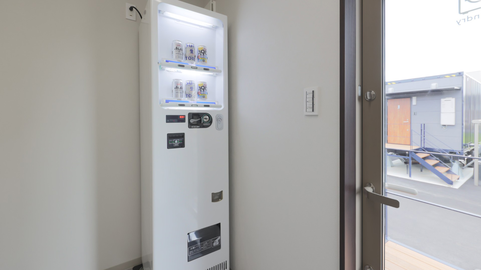 ・【自販機】自販機にはアルコール類もご用意。お部屋での晩酌にどうぞ