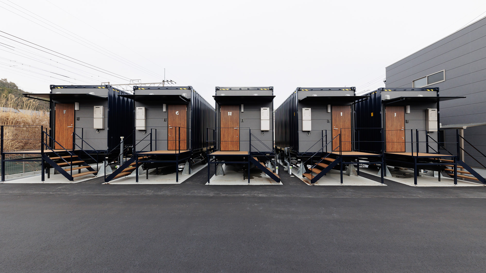 ・【外観】海上コンテナを転用した建物。コンパクトながら快適なホテルです