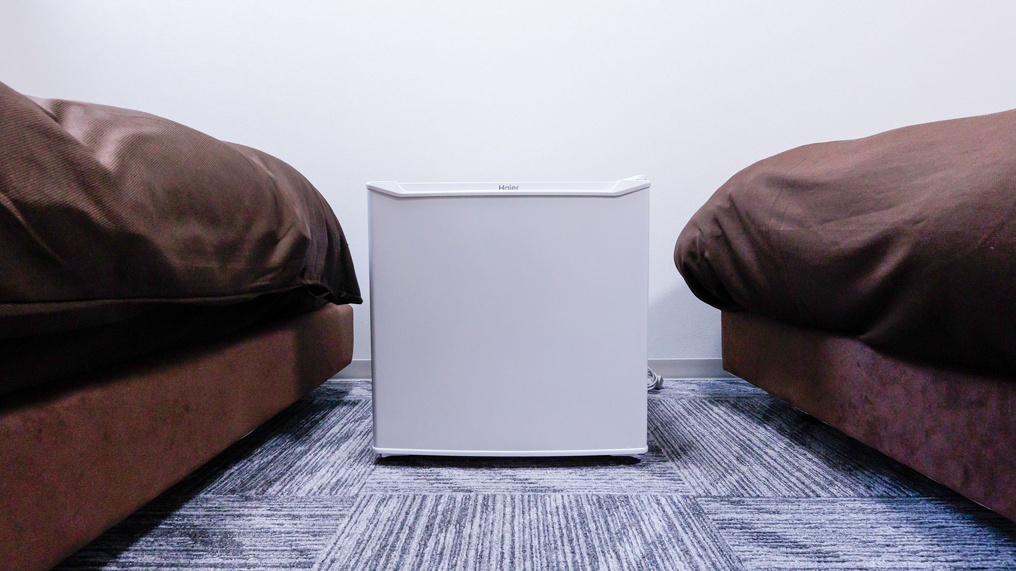 ・【冷蔵庫】お部屋には小型冷蔵庫を設置。飲み物や軽食の保存にご利用ください