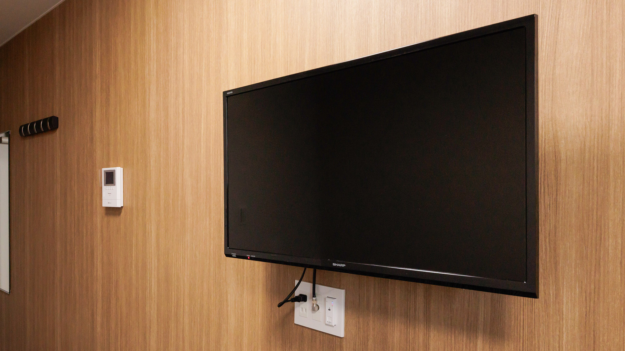 ・【テレビ】ベッドに座ってテレビ鑑賞。お部屋でのリラックスタイムのお供に