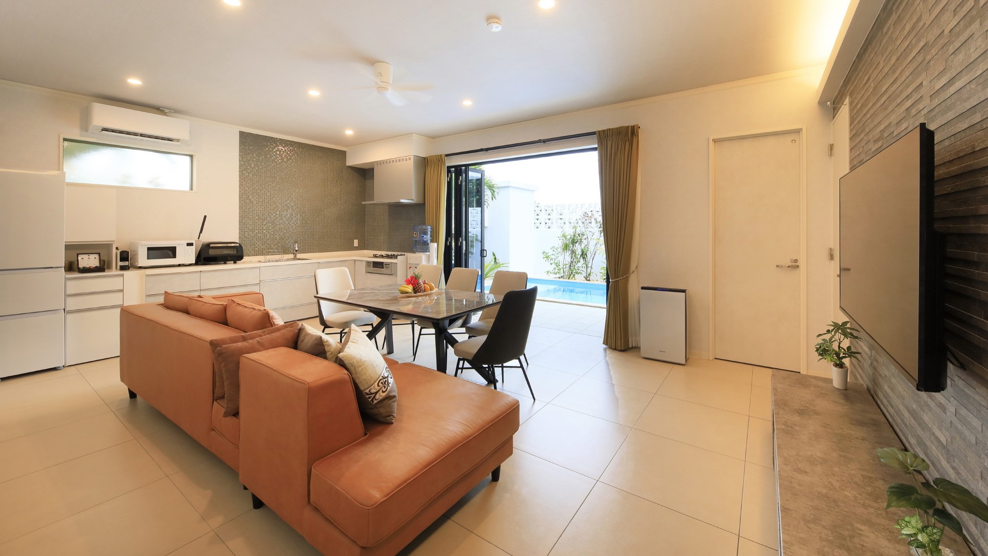 システムキッチンや家具家電各種、ご用意しております