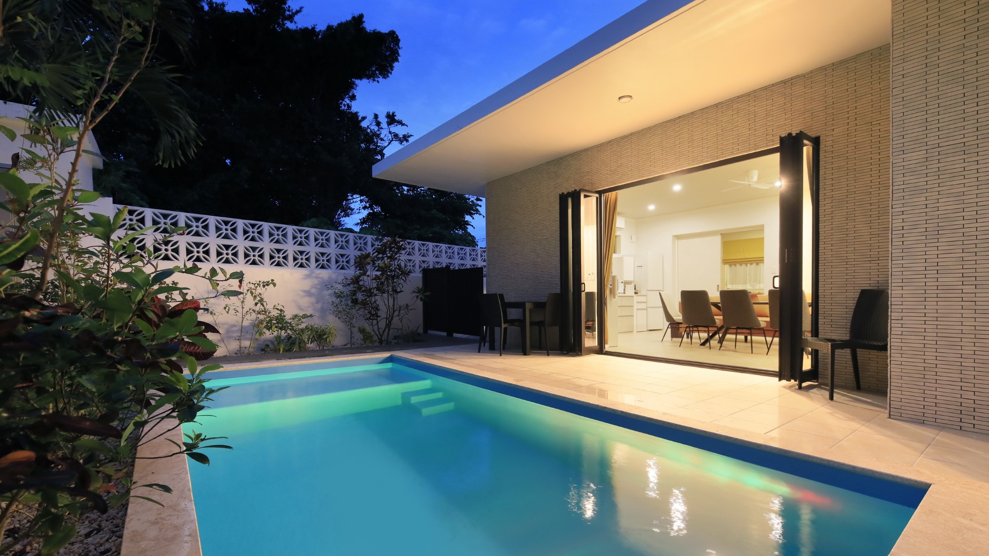 ライトの色がゆっくりと変化し、幻想的な空間をお楽しみいただけます