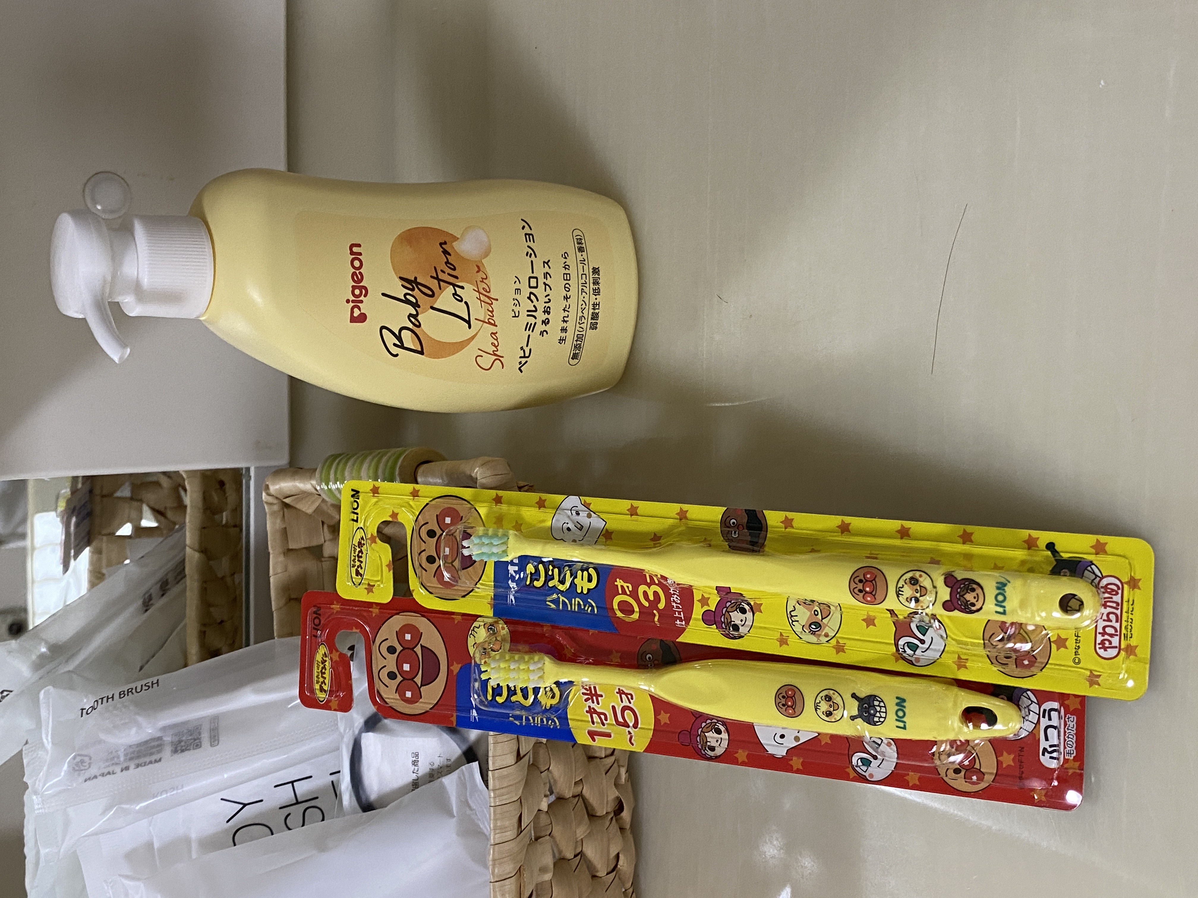 子ども用歯ブラシと乳幼児用ローション